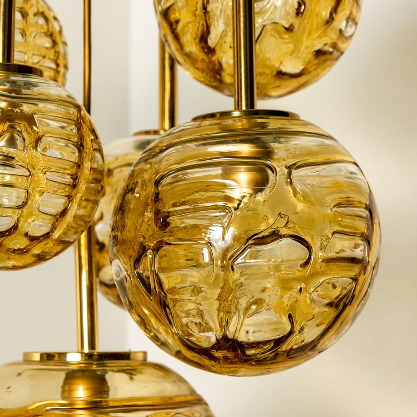 Metà XX secolo Apparecchio a cascata con sei globi di vetro di Murano giallo, anni '60 in vendita