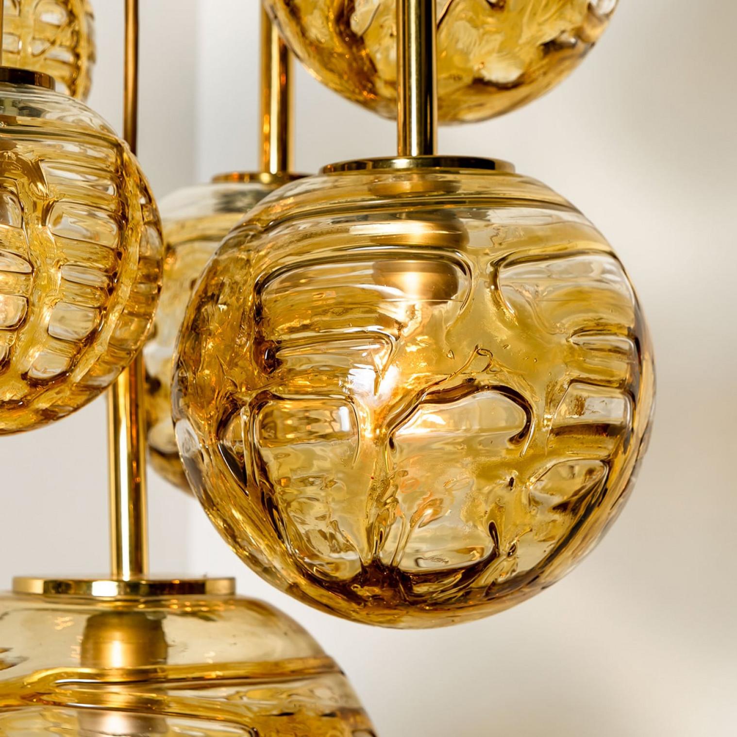 Ottone Apparecchio a cascata con sei globi di vetro di Murano giallo, anni '60 in vendita