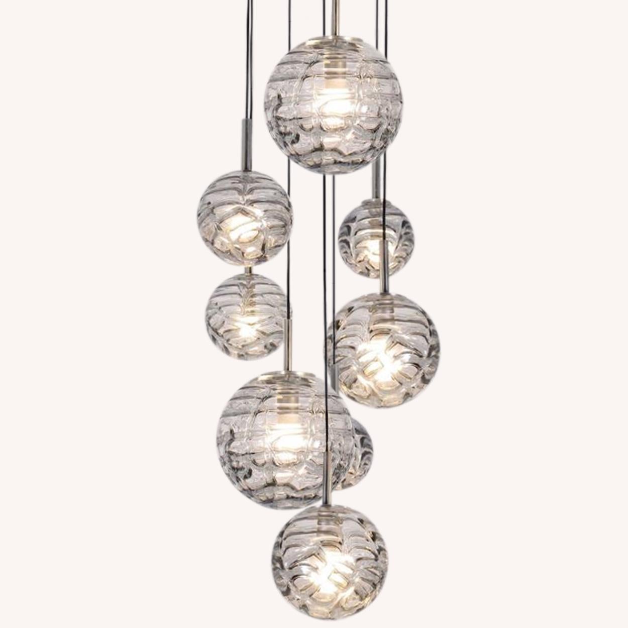 Cascada con 11 impresionantes globos grises de cristal de Murano soplado a mano. Excepcional diseño de alta calidad con un color sorprendente. Esferas de vidrio pesado soplado a mano de alta gama.
Una pieza llamativa en cualquier habitación.