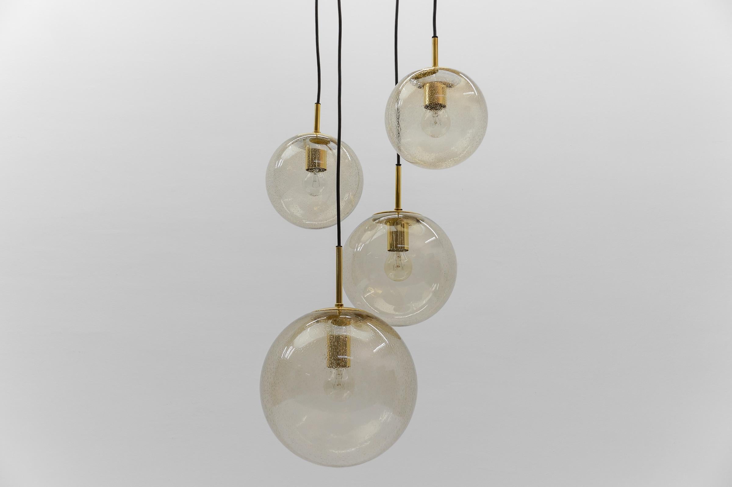 Lampada a cascata con quattro sfere fumé soffiate a mano di Glashütte Limburg, anni '60 in vendita 3