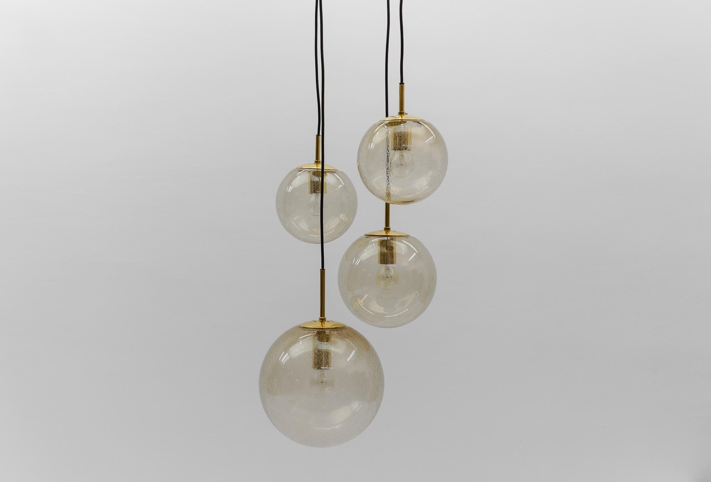 Lampada a cascata con quattro sfere fumé soffiate a mano di Glashütte Limburg, anni '60 in vendita 5