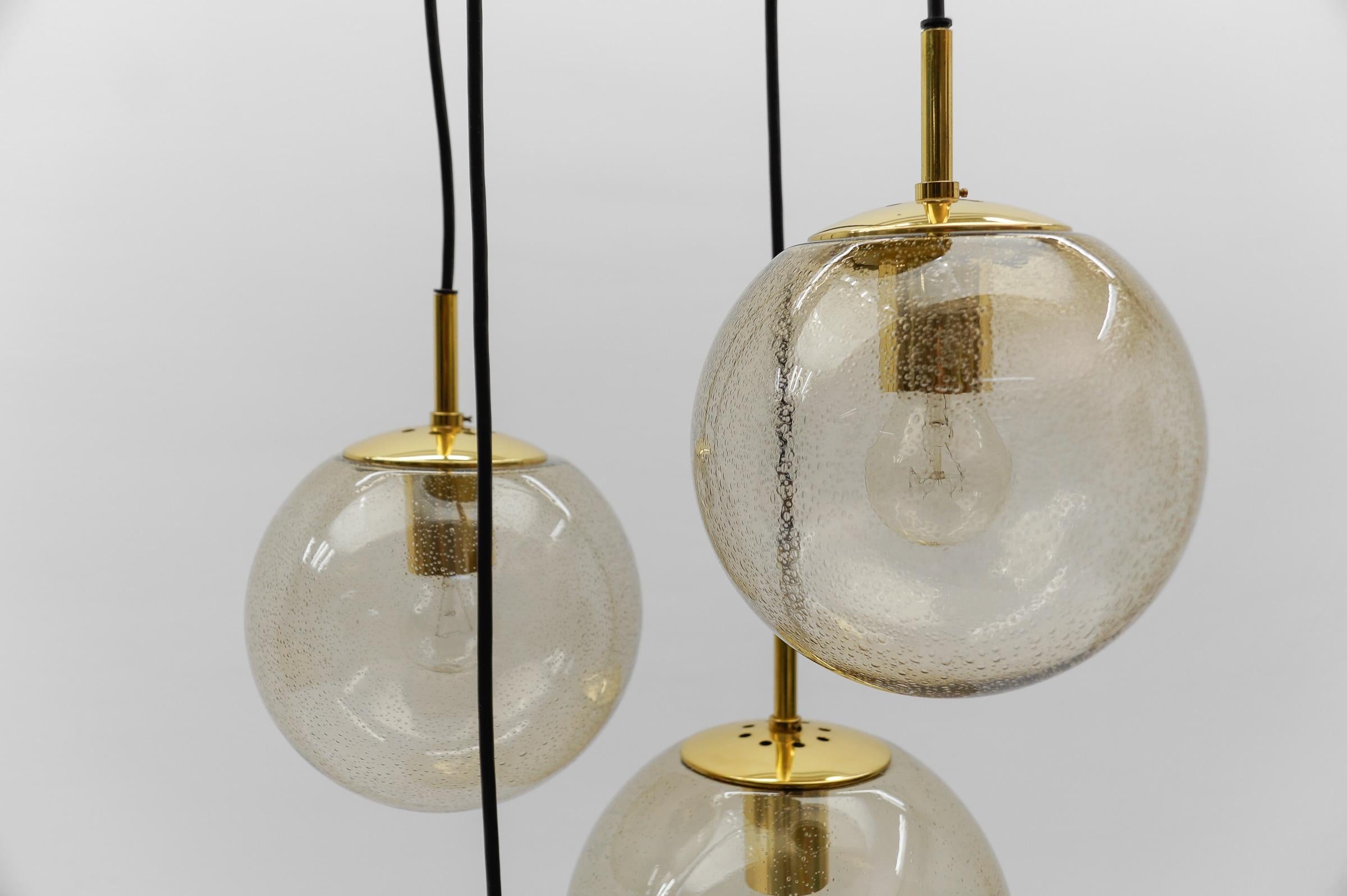 Lampada a cascata con quattro sfere fumé soffiate a mano di Glashütte Limburg, anni '60 in vendita 7
