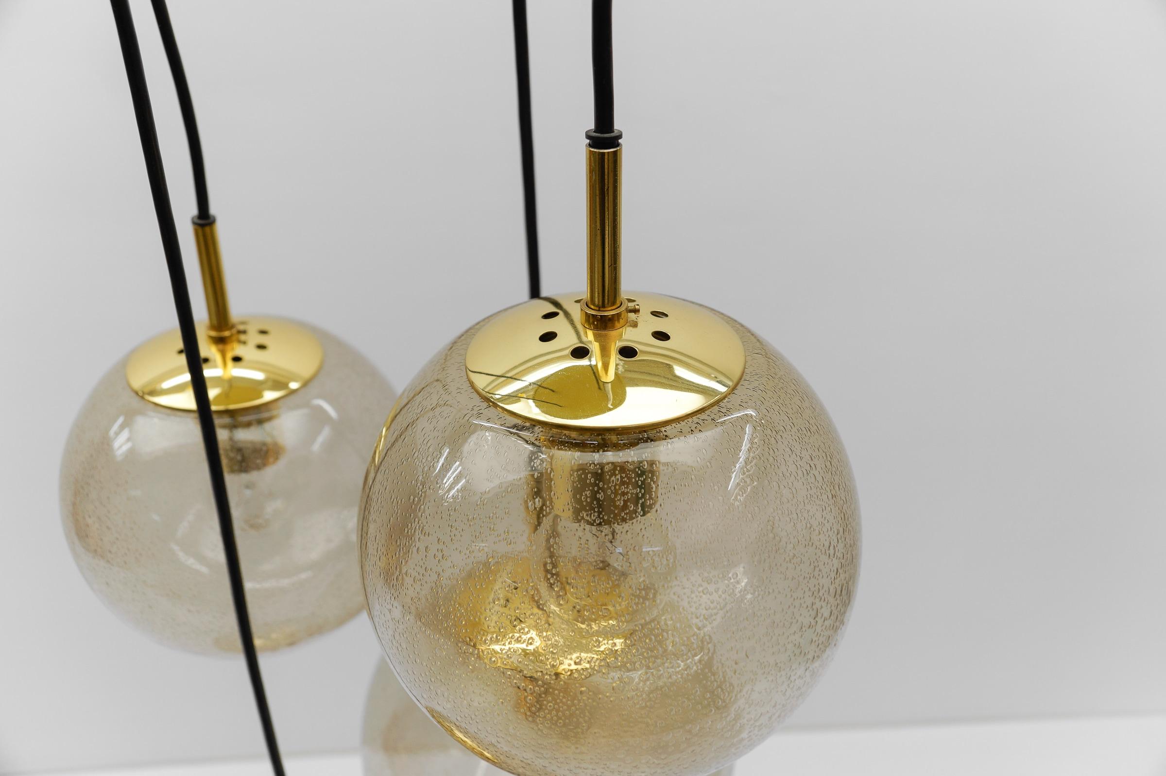 Lampada a cascata con quattro sfere fumé soffiate a mano di Glashütte Limburg, anni '60 in vendita 8