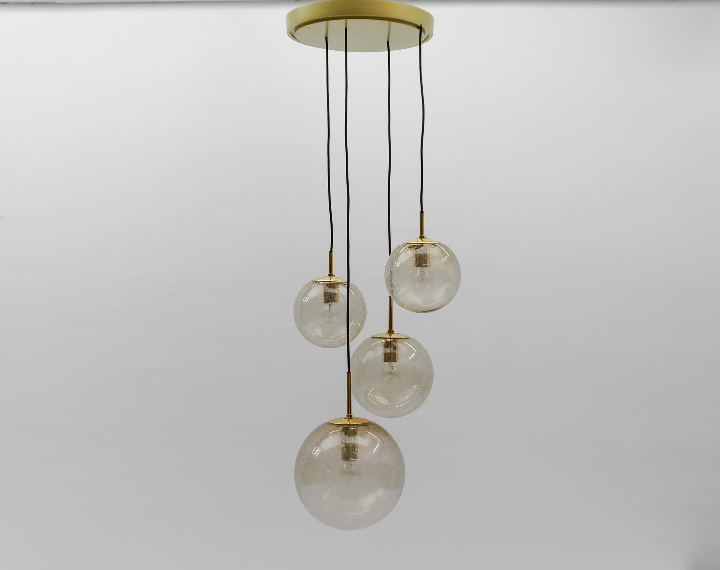 Lampada a cascata con quattro sfere fumé soffiate a mano di Glashütte Limburg, anni '60. 

Due sfere di vetro con un diametro di 19 cm, una con un diametro di 24 cm e una con un diametro di 28 cm.

4x prese E27 / E26. Funziona con 220V e 110V.

Le