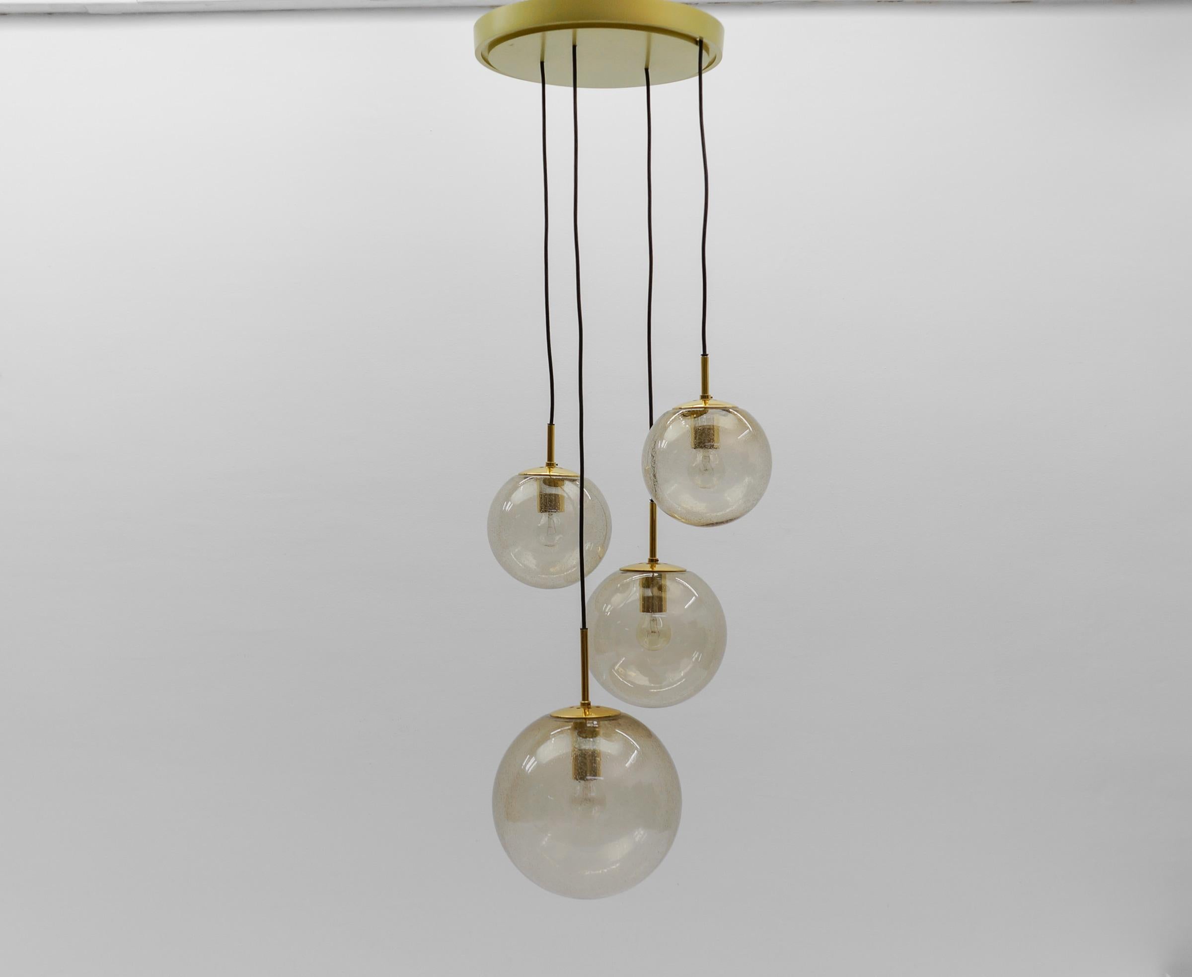 Mid-Century moderno Lampada a cascata con quattro sfere fumé soffiate a mano di Glashütte Limburg, anni '60 in vendita