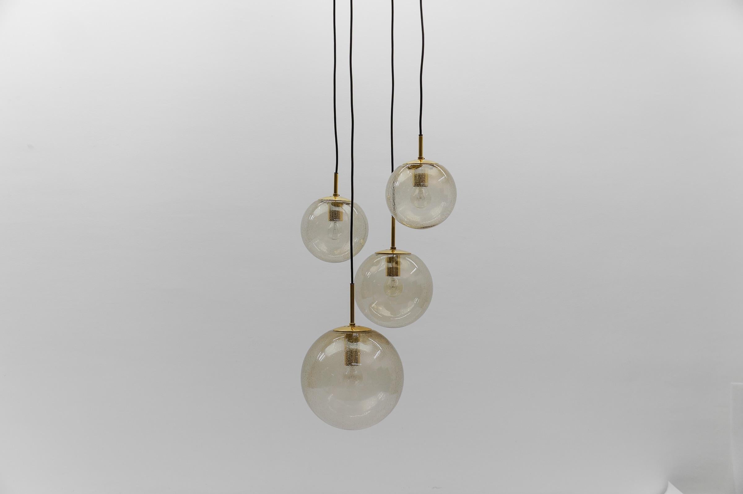 Lampada a cascata con quattro sfere fumé soffiate a mano di Glashütte Limburg, anni '60 In condizioni buone in vendita a Nürnberg, Bayern