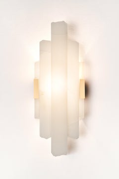 Composizione verticale, scultura luminosa in onice bianco sporco e ottone di Marie Jeunet