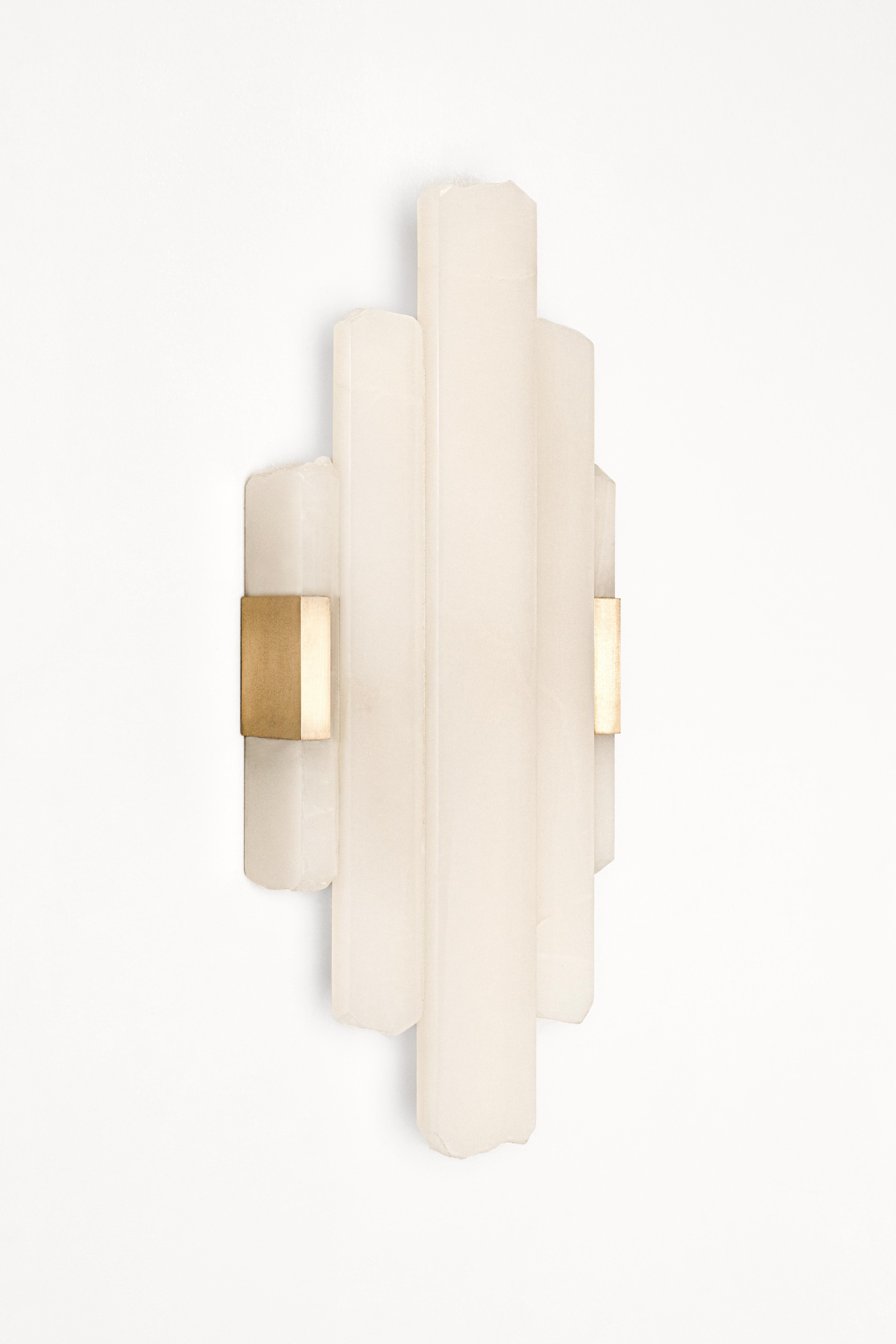 Postmoderno Composizione verticale, scultura luminosa in onice bianco sporco e ottone di Marie Jeunet in vendita