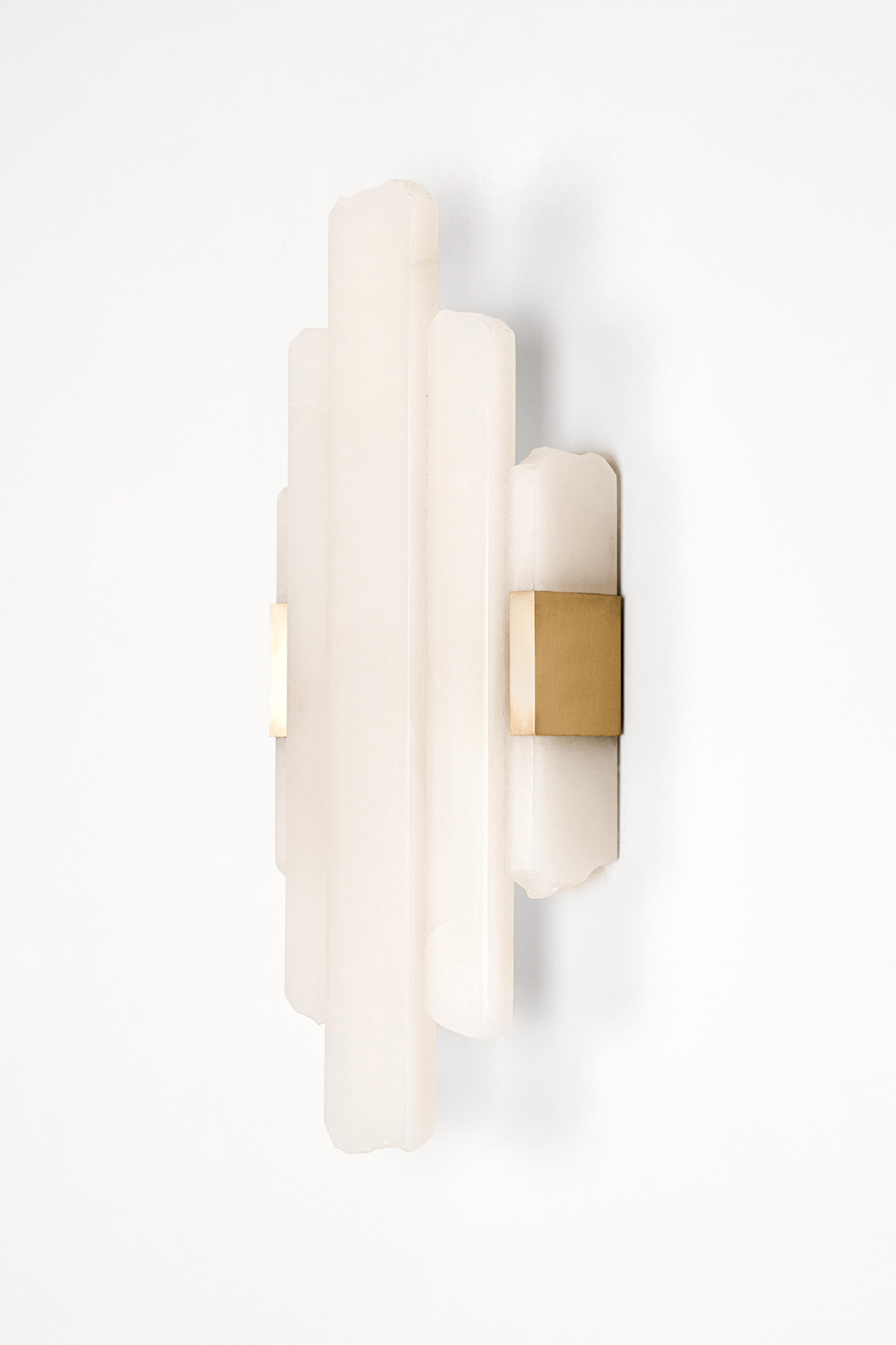 Francese Composizione verticale, scultura luminosa in onice bianco sporco e ottone di Marie Jeunet in vendita