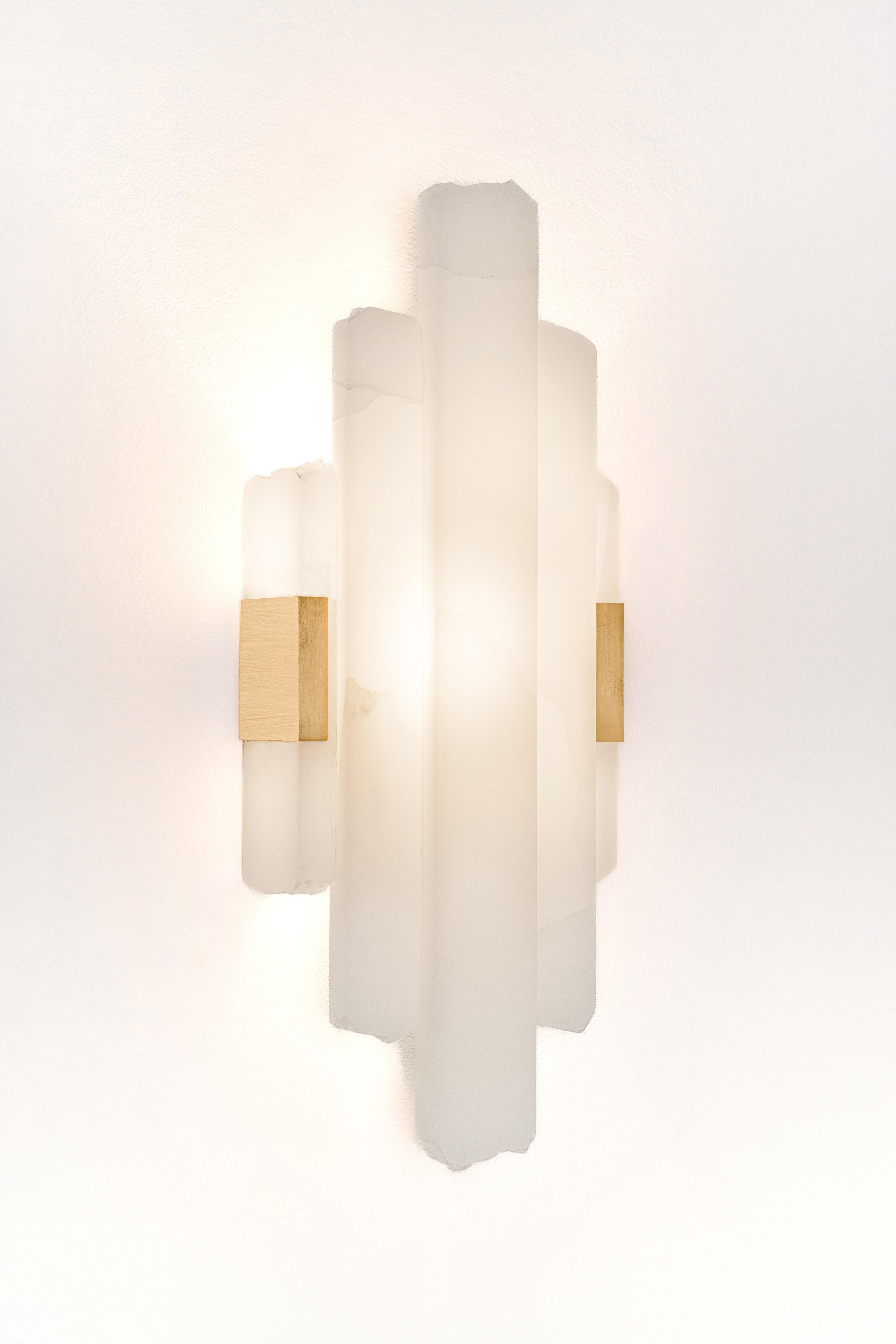 Composizione verticale, scultura luminosa in onice bianco sporco e ottone di Marie Jeunet In condizioni Nuovo in vendita a Geneve, CH