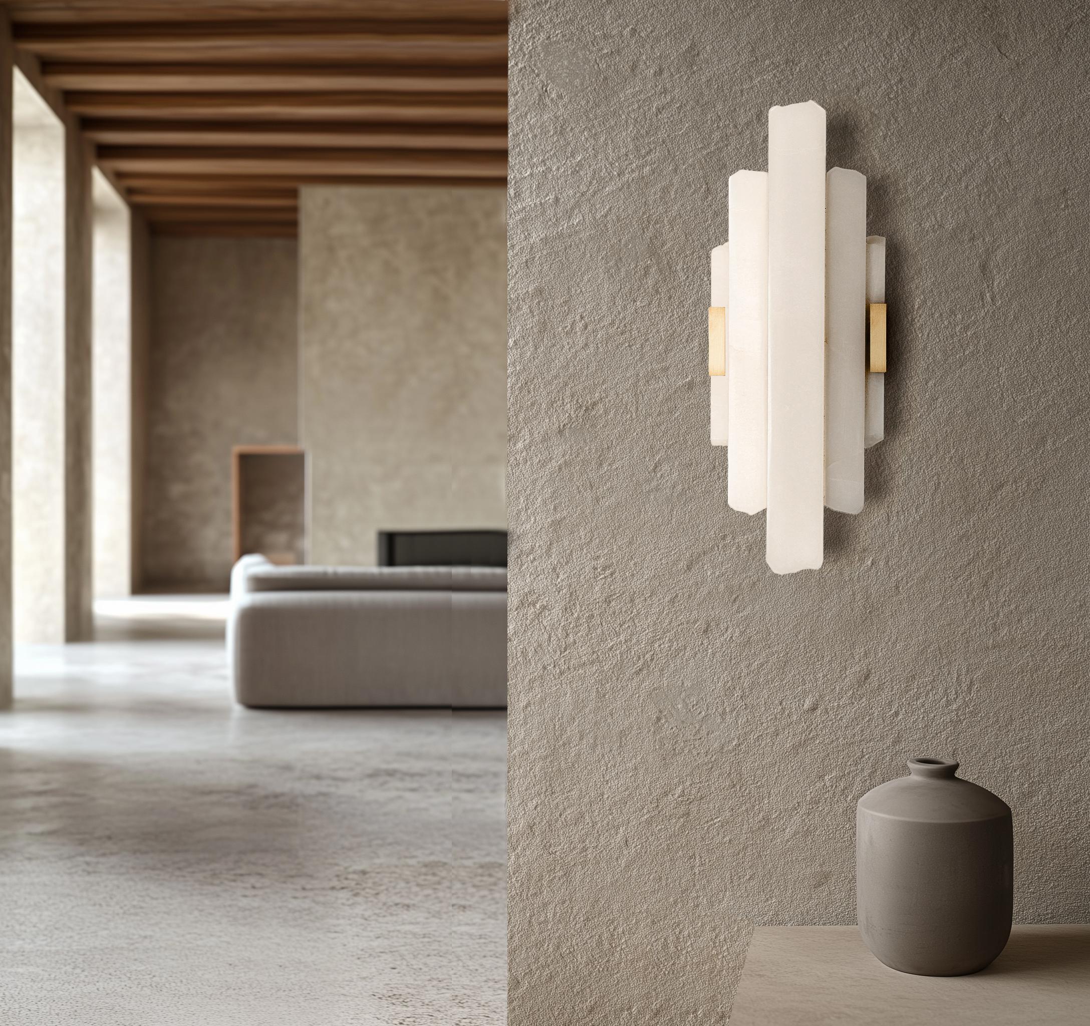 XXI secolo e contemporaneo Composizione verticale, scultura luminosa in onice bianco sporco e ottone di Marie Jeunet in vendita