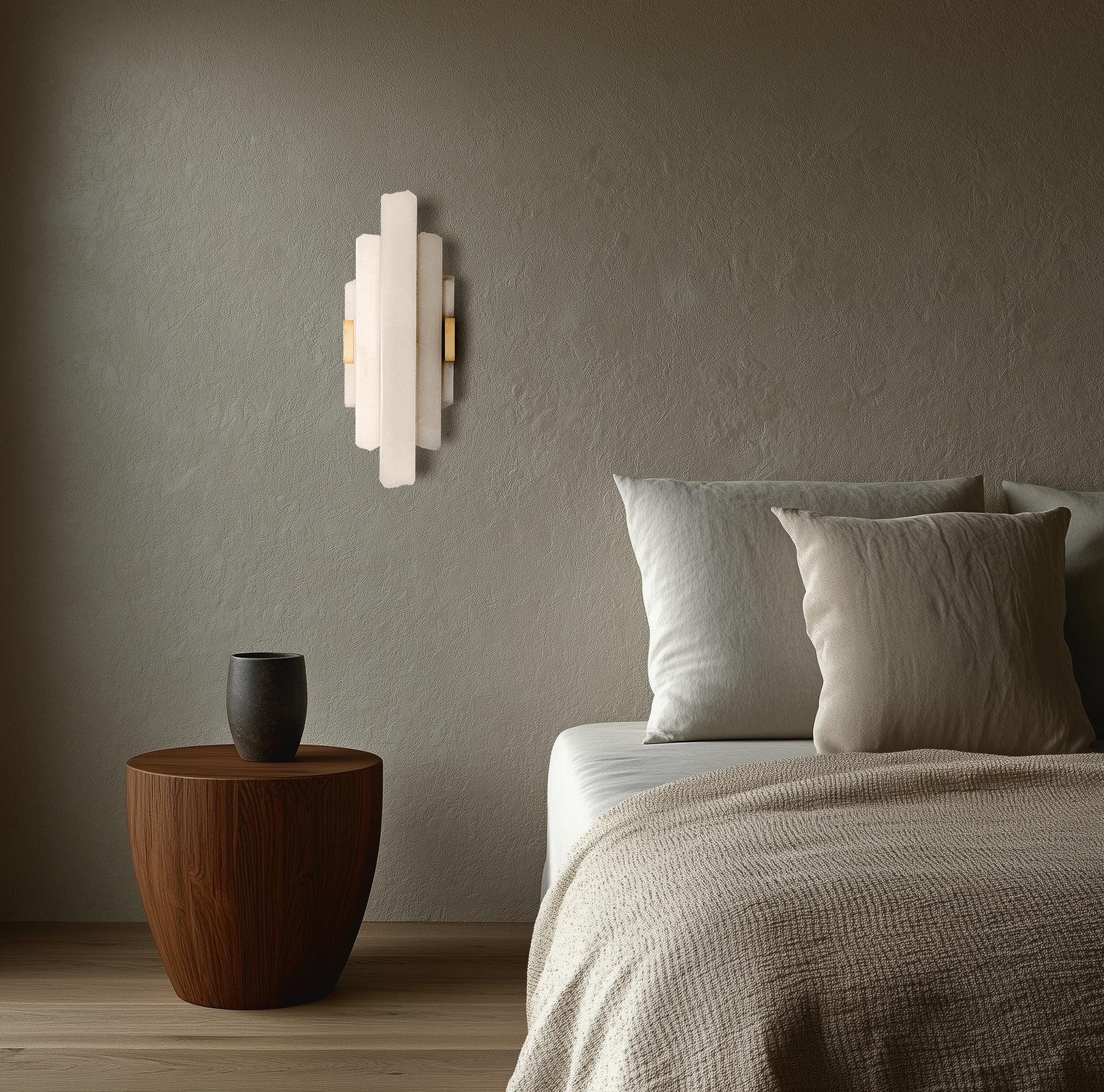 Ottone Composizione verticale, scultura luminosa in onice bianco sporco e ottone di Marie Jeunet in vendita