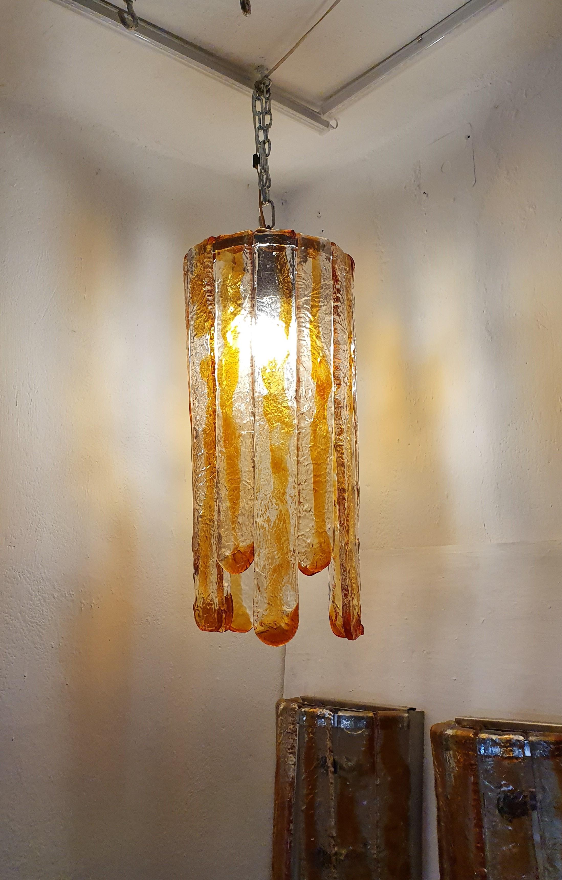 Mid-Century Modern one-light chandelier by Carlo Nason for Mazzega in clear and orange glass, consisting of two sizes of glass blades, and a steel hardware.
Italy, Murano, circa 1970.