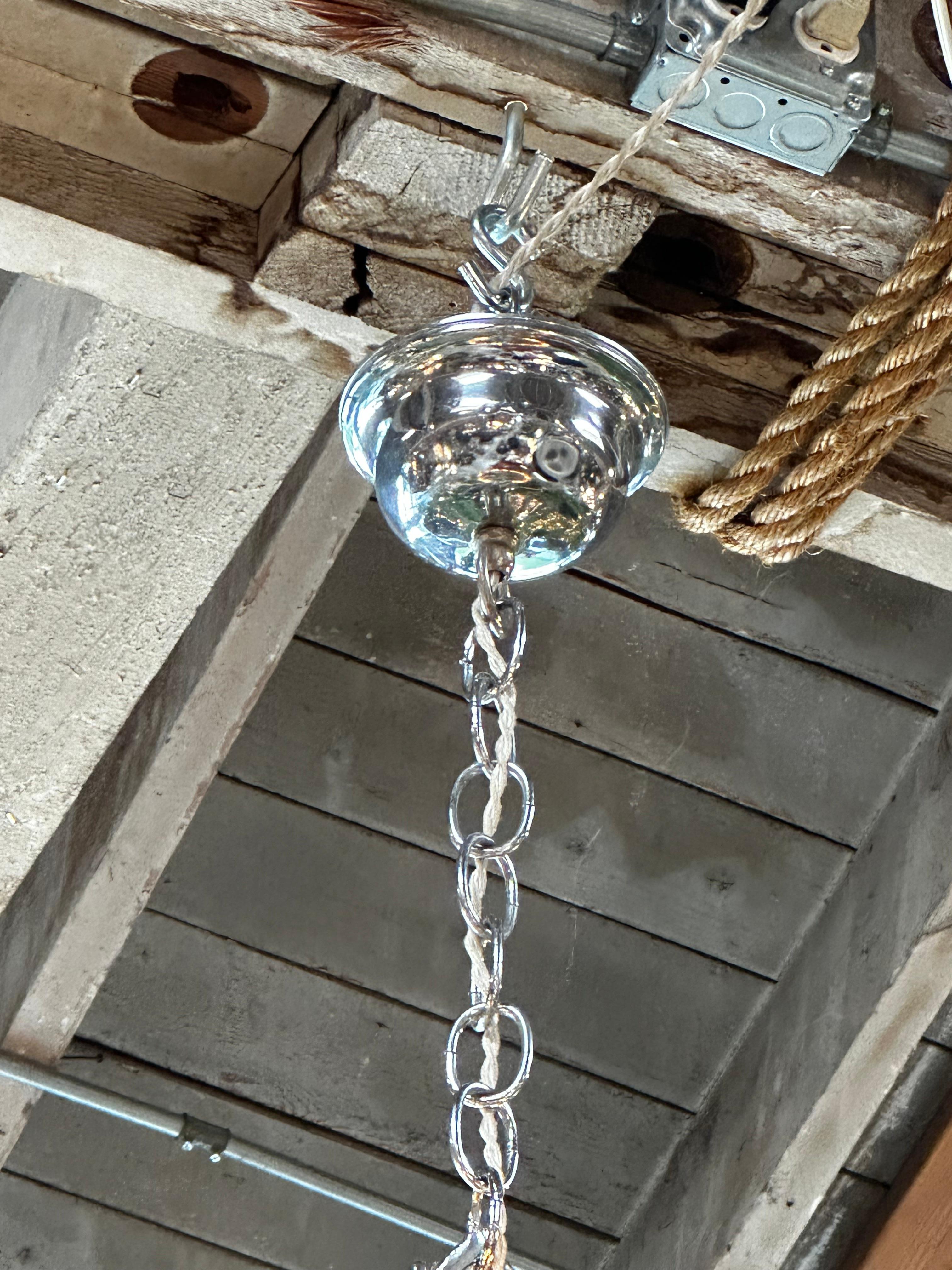 Lampadario a una luce in stile Mid-Century Modern di Carlo Nason per Mazzega in vetro trasparente e arancione, composto da due dimensioni di lame di vetro e da una ferramenta in acciaio.
Italia, Murano, circa 1970.