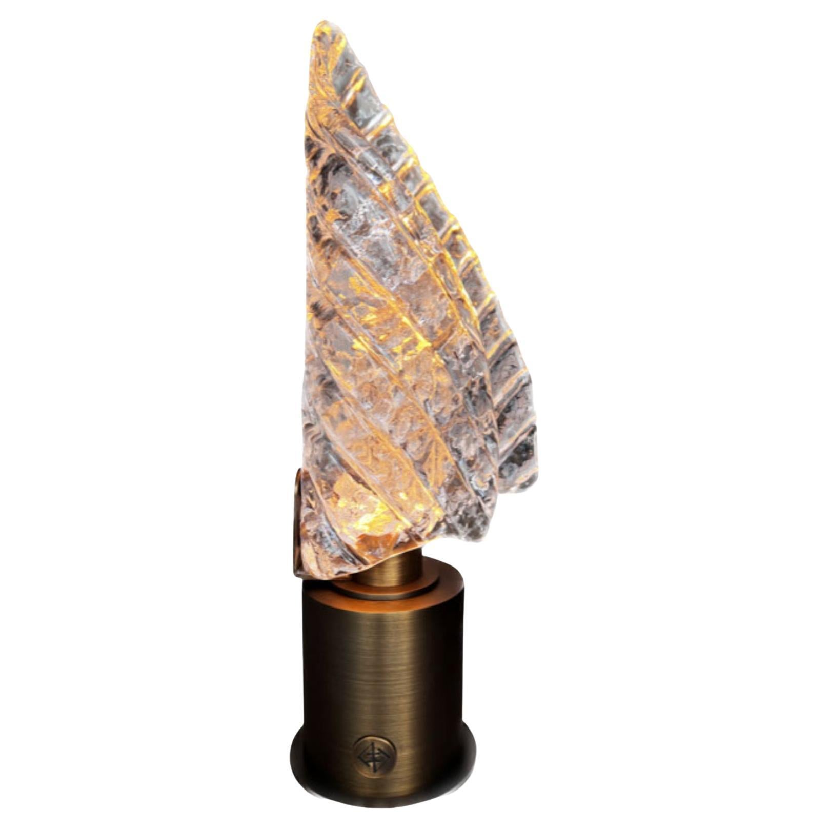 Lámpara LED portátil Cascade de cristal y bronce de André Fu Living