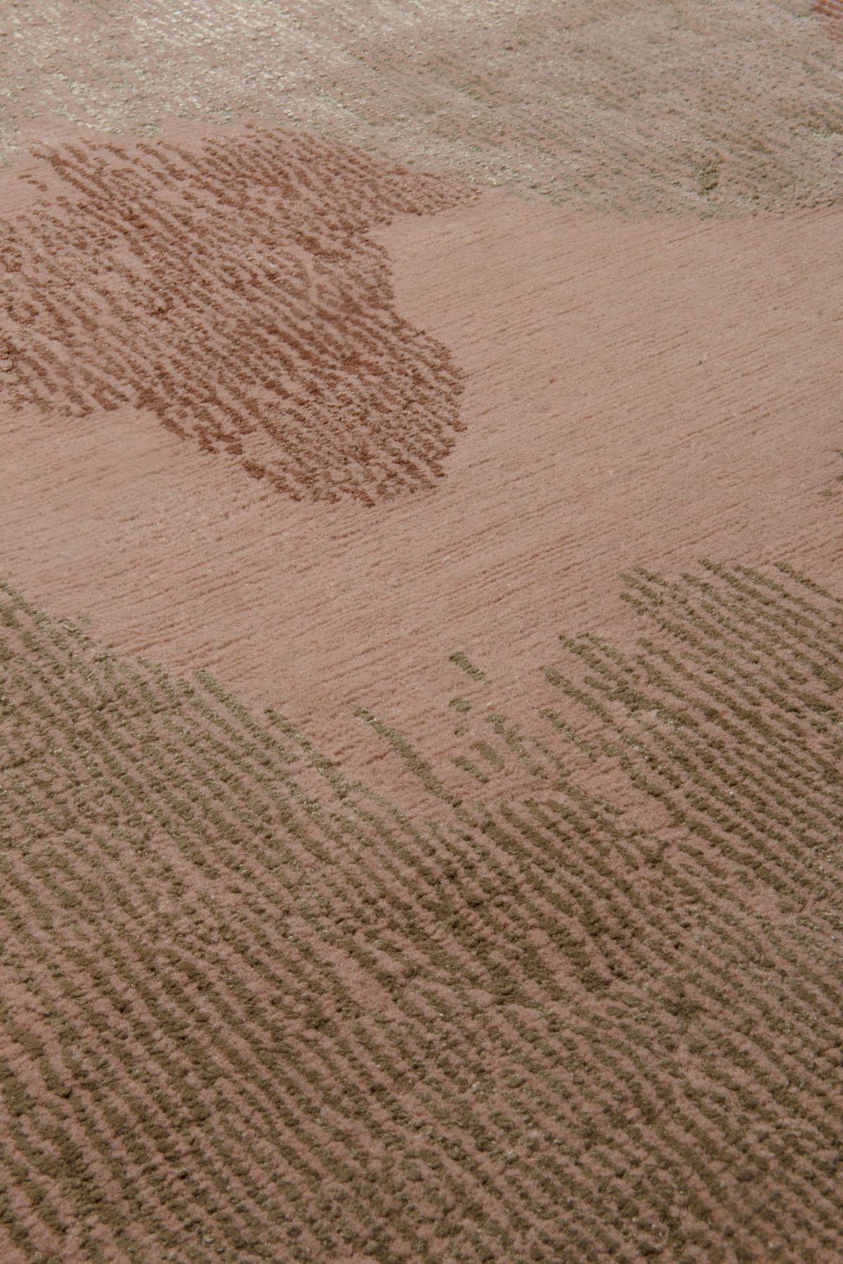 Handgeknüpfter Teppich aus kaskadiafarbener Ton von Kelly Wearstler im Zustand „Neu“ im Angebot in London, GB