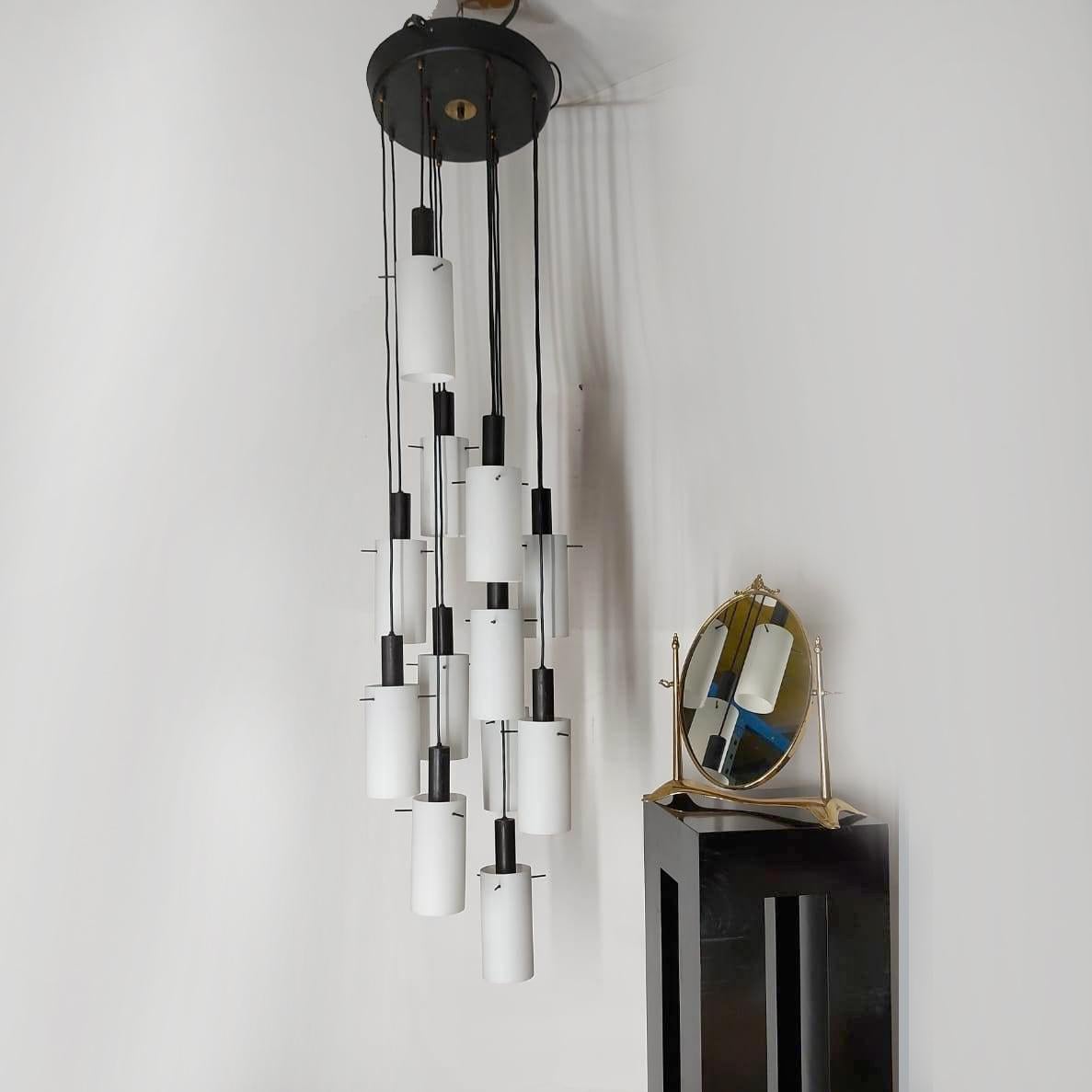 Mid-Century moderno Lampadario a cascata con 12 lampade a sospensione attribuite  a Stilnovo, Italia anni '60 in vendita
