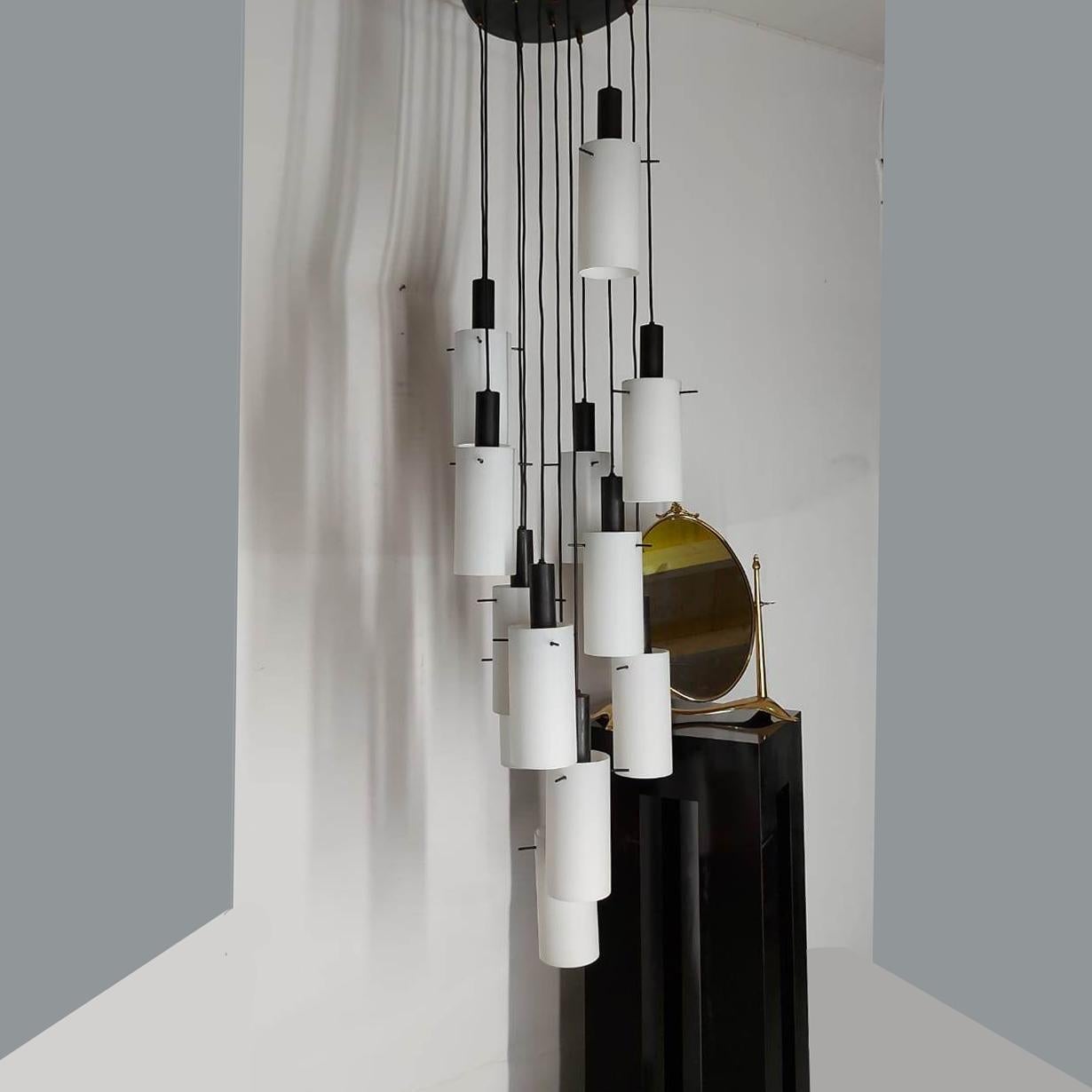 Italiano Lampadario a cascata con 12 lampade a sospensione attribuite  a Stilnovo, Italia anni '60 in vendita