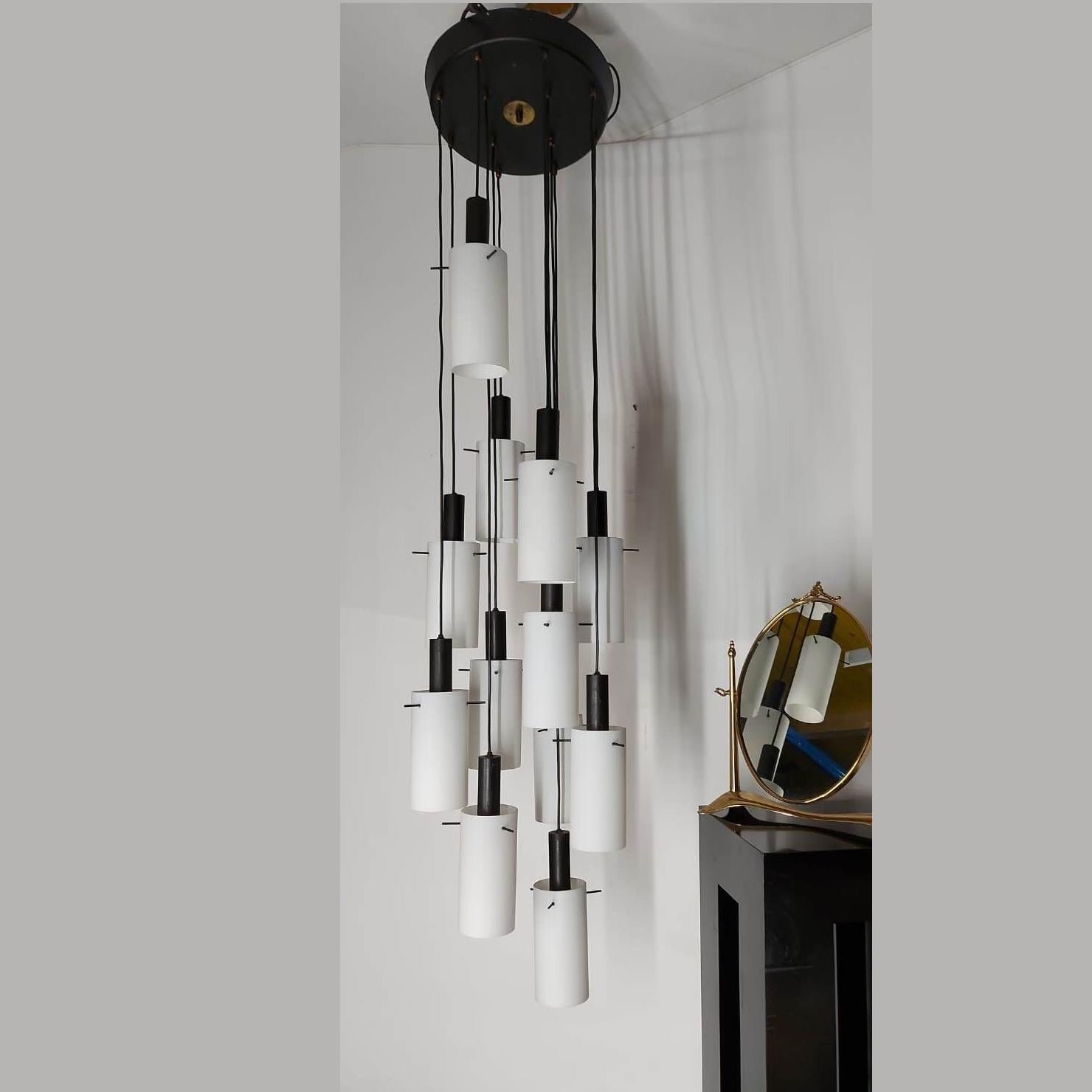 Lampadario a cascata con 12 lampade a sospensione attribuite  a Stilnovo, Italia anni '60 In condizioni buone in vendita a Trieste, IT
