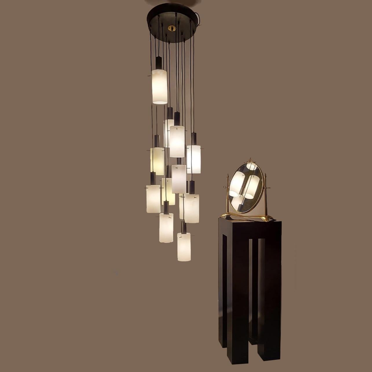 Metà XX secolo Lampadario a cascata con 12 lampade a sospensione attribuite  a Stilnovo, Italia anni '60 in vendita