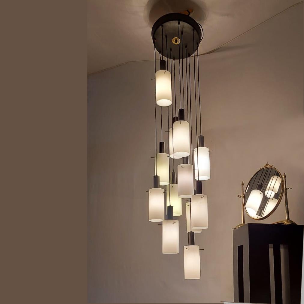 Metallo Lampadario a cascata con 12 lampade a sospensione attribuite  a Stilnovo, Italia anni '60 in vendita