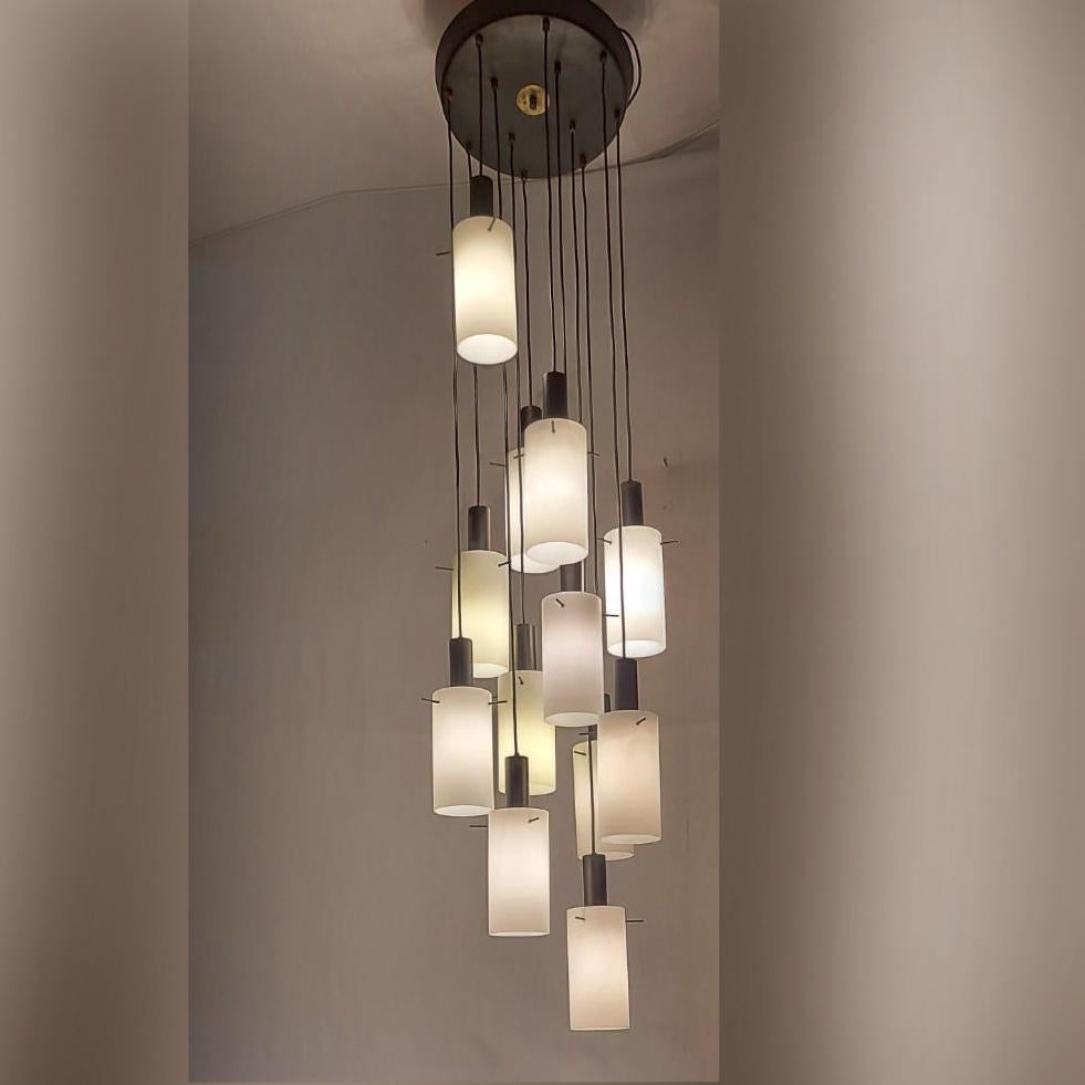 Lampadario a cascata con 12 lampade a sospensione attribuite  a Stilnovo, Italia anni '60 in vendita 1