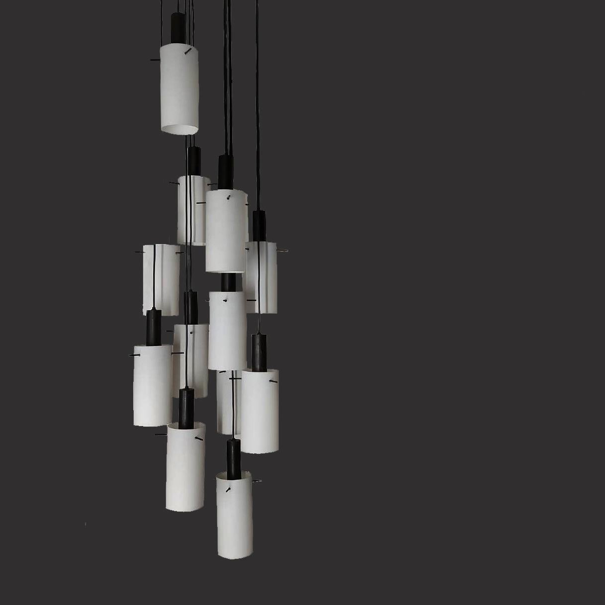 Lampadario a cascata con 12 lampade a sospensione attribuite  a Stilnovo, Italia anni '60 in vendita 2