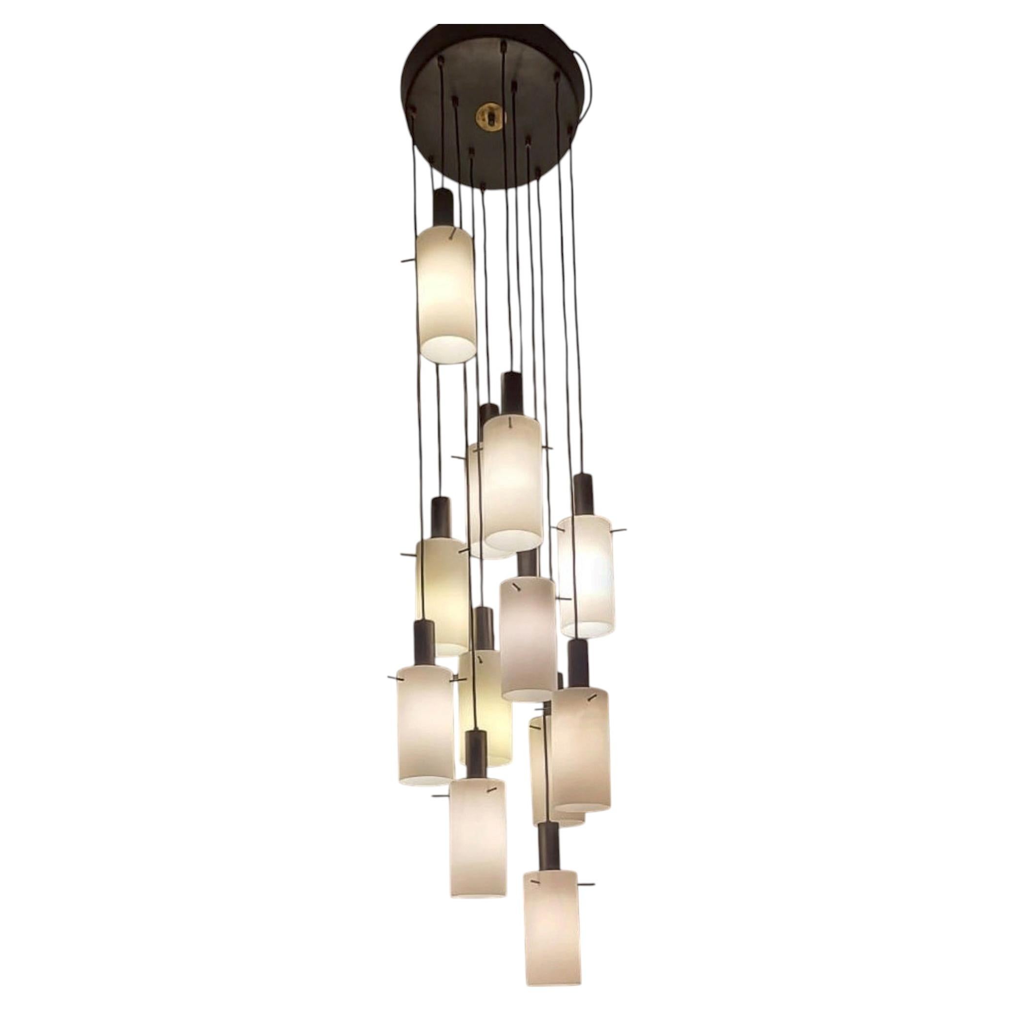 Lustre en cascade avec 12 lampes suspendues attribuées  à Stilnovo, Italie, années 1960 en vente