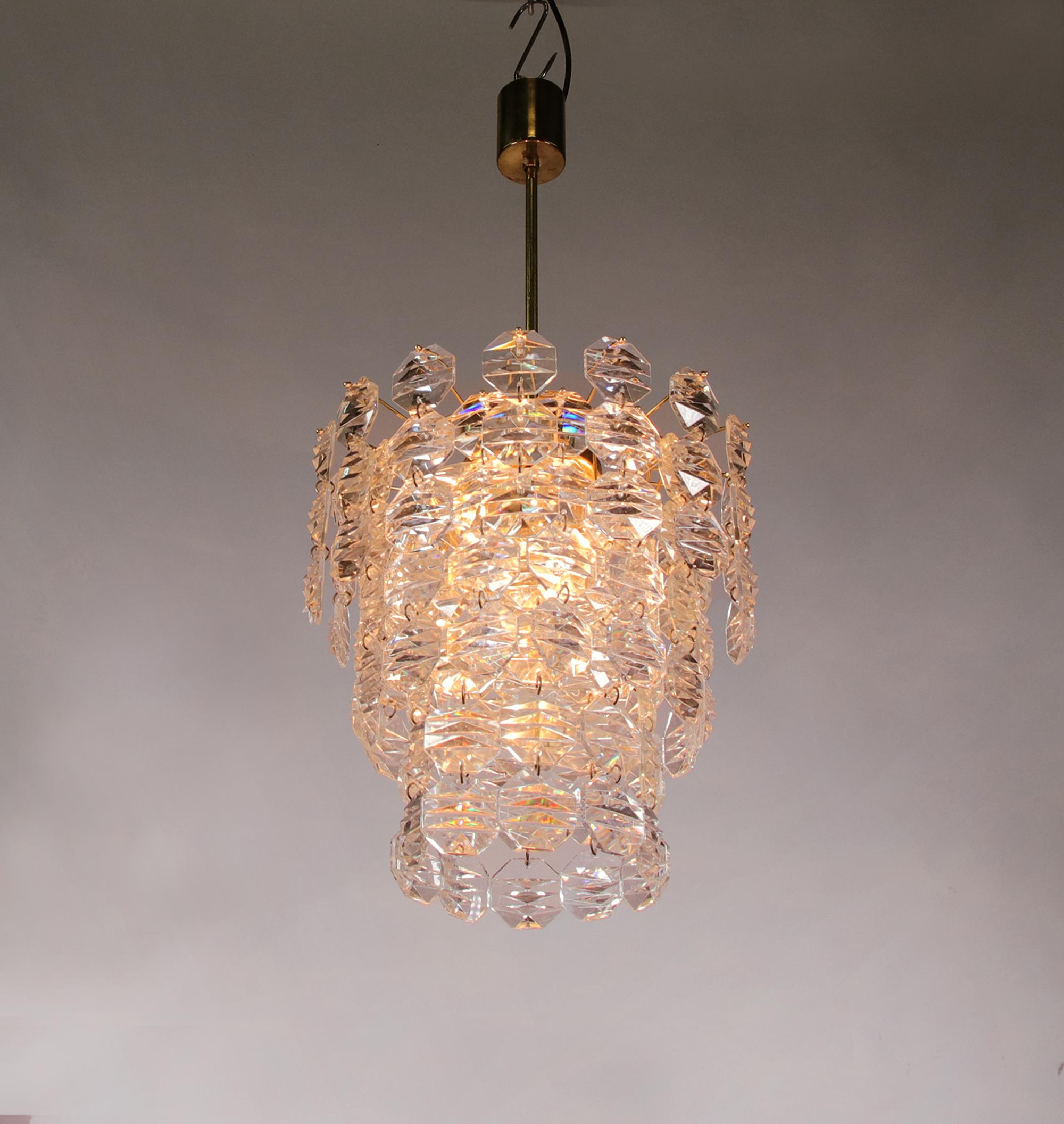 Elegant cascade chandelier with sculptural faceted crystals and a brass frame. Chandelier illuminates beautifully and offers a lot of light. Gem from the time. With this light you make a clear statement in your interior design. A real eye-catcher