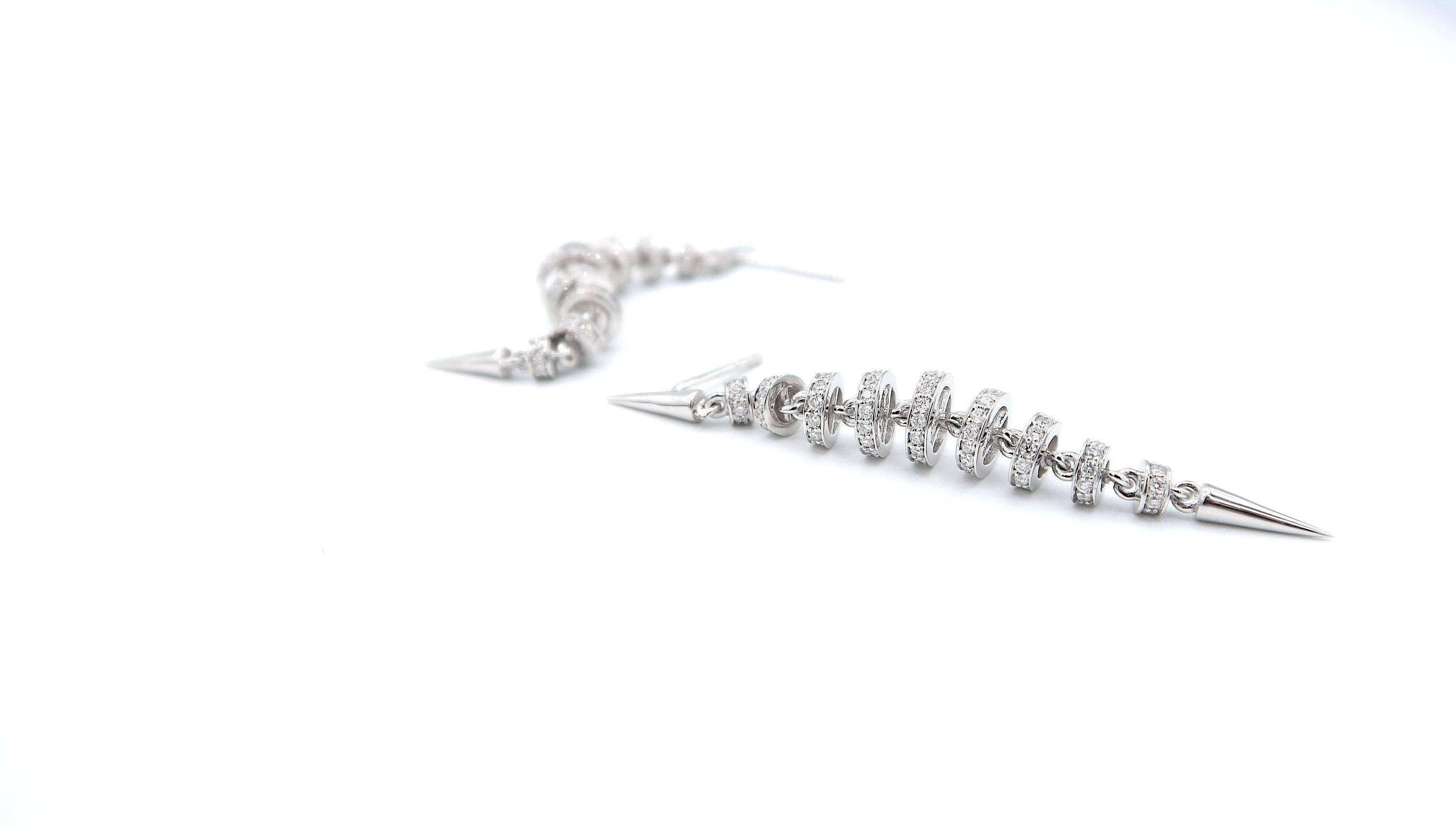 Cascading Diamond Discs on Chain Dangle Earrings in 18K White Gold 

Height: 5.5cm.

Gold: 18K 7.23g.
Diamond: 1.06ct.