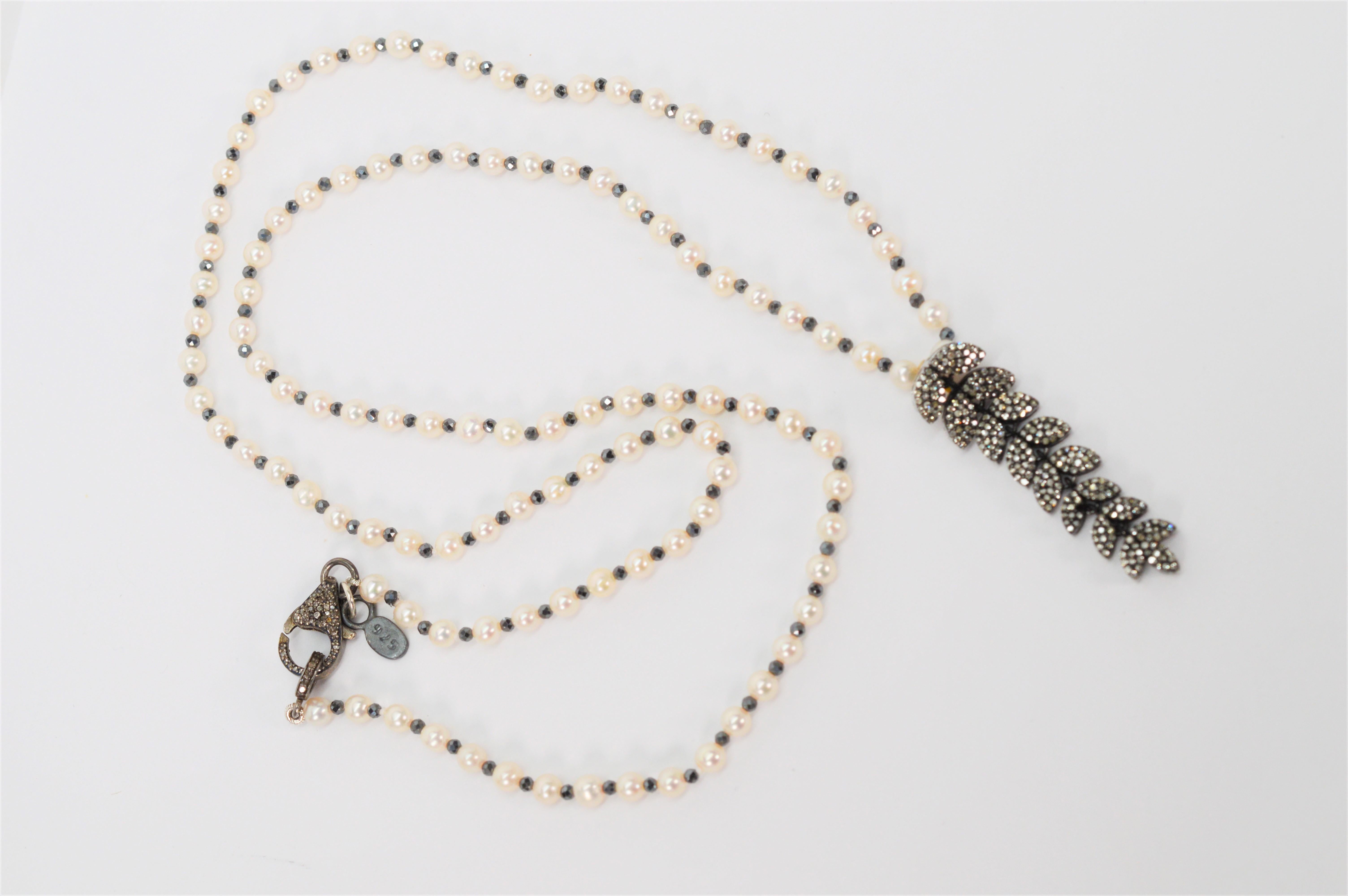 Artisan Collier pendentif en argent et perles avec diamants en cascade en vente