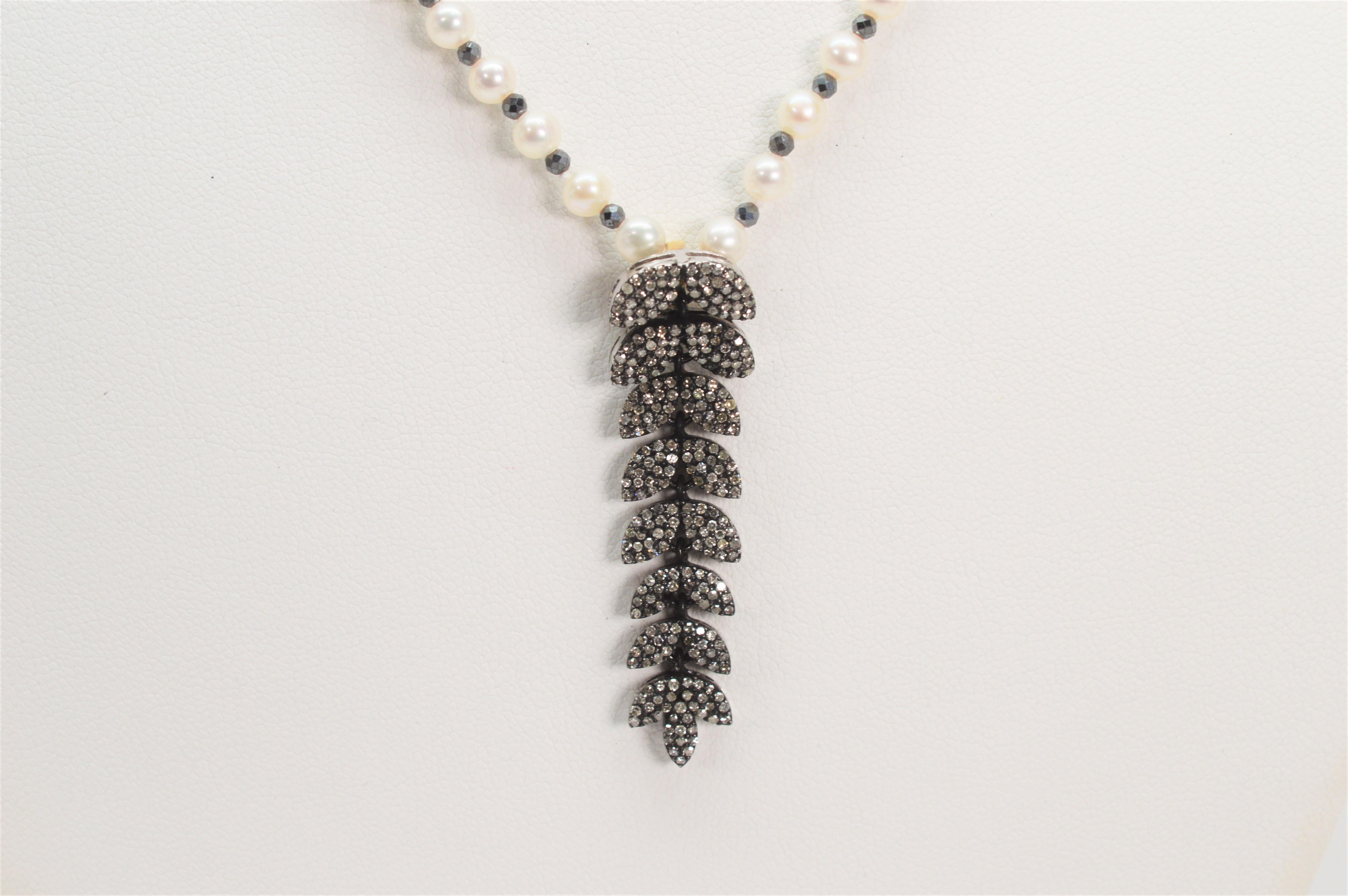 Collier pendentif en argent et perles avec diamants en cascade en vente 1