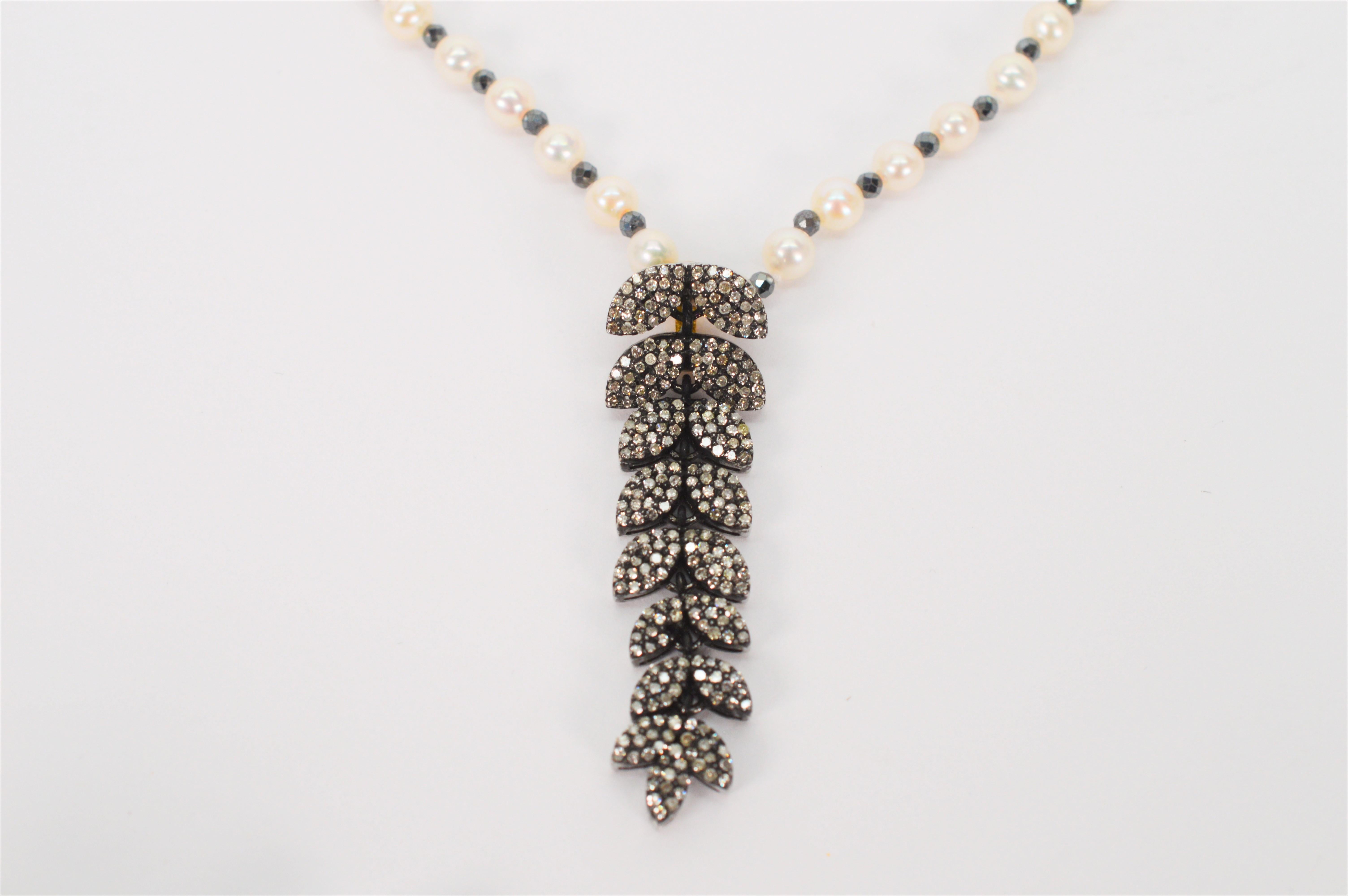 Taille ronde Collier pendentif en argent et perles avec diamants en cascade en vente