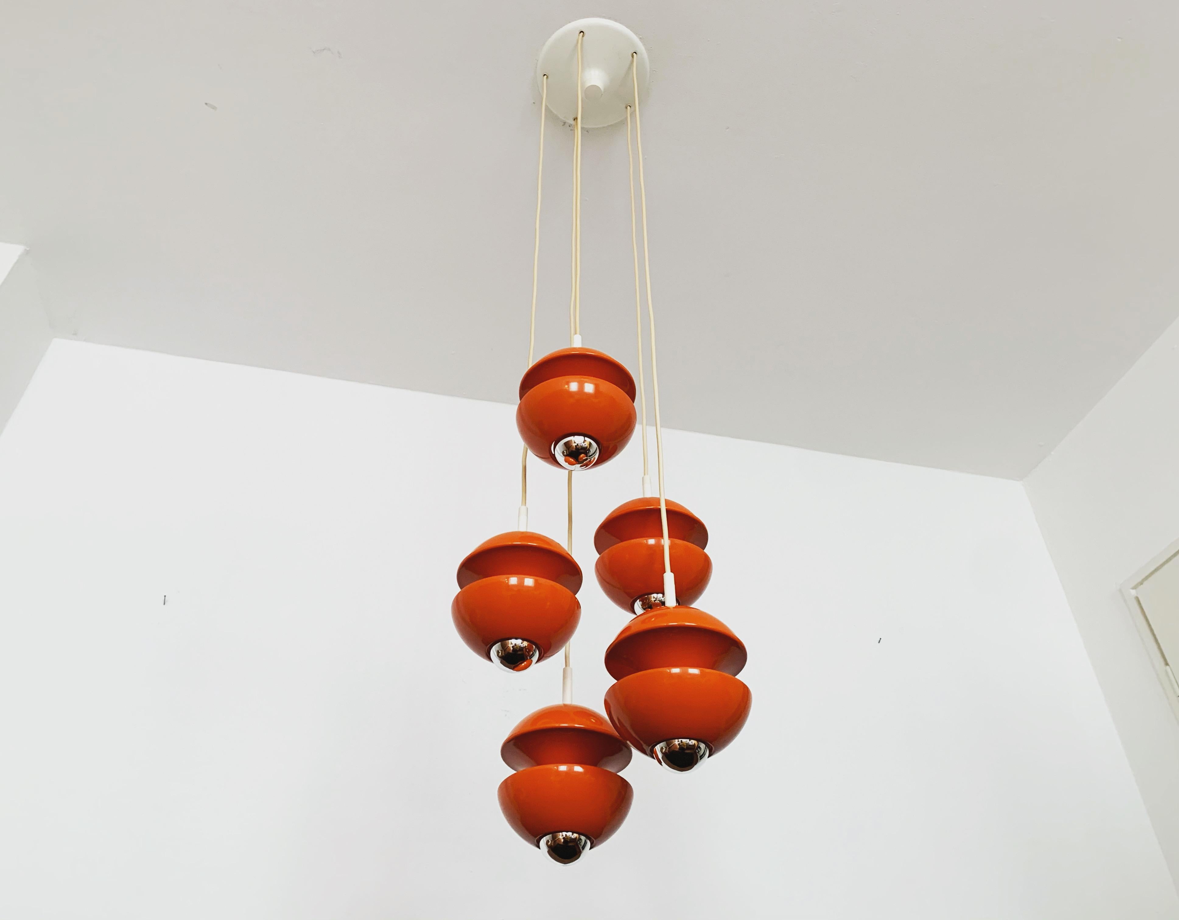 Bellissima e rara lampada a cascata di Klaus Hempel per Kaiser Leuchten.

La lampada colpisce per l'ottimo design e per l'effetto di illuminazione indiretta ma efficace.

Design: Klaus Hempel
Produttore: Kaiser Leuchten

Con questo progetto, Klaus