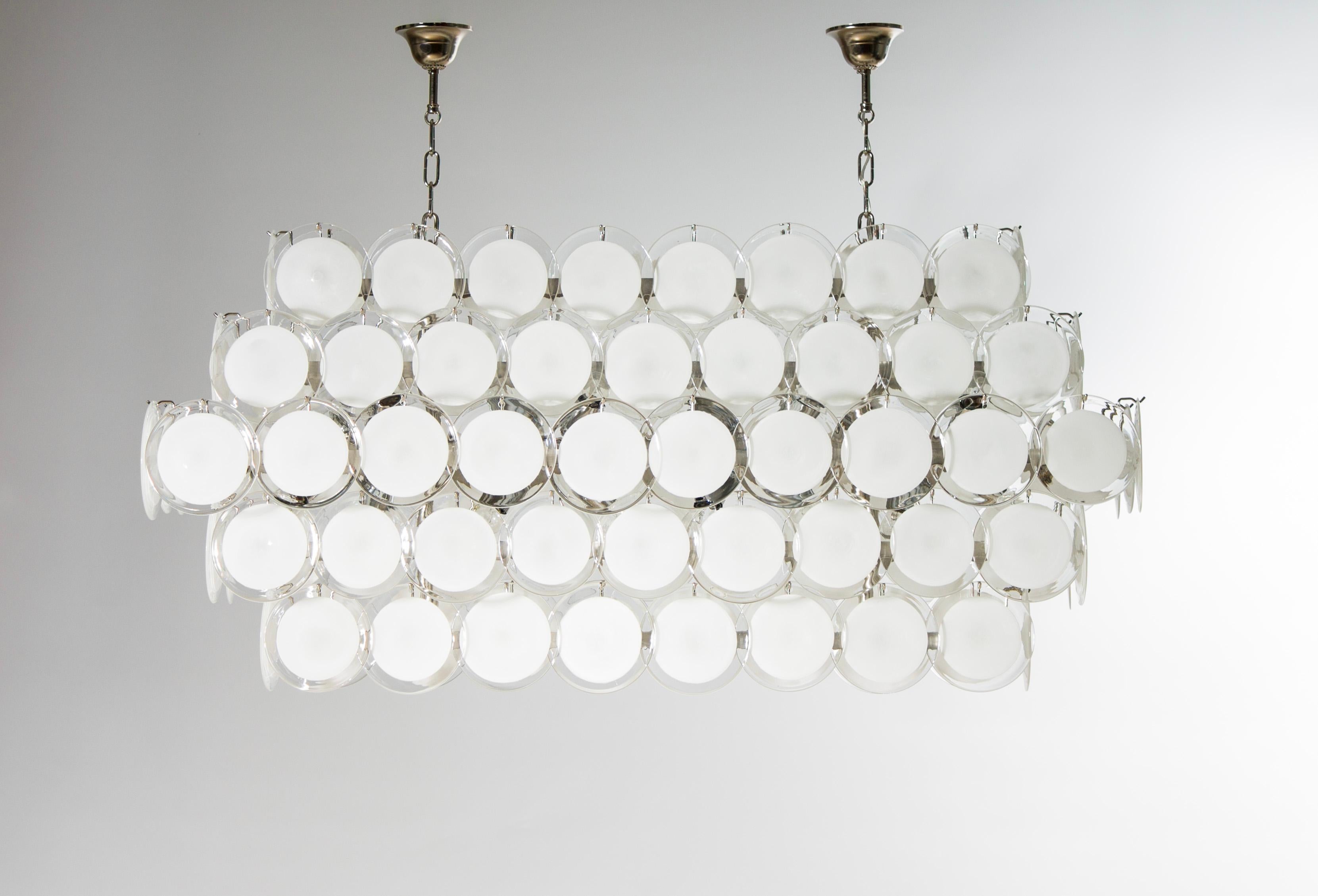 Magnifico lampadario a disco a cascata in vetro di Murano: Una dichiarazione di Eleganza Italiana Art Deco

Ti presentiamo un lampadario mozzafiato che incarna il design italiano contemporaneo e l'arte senza tempo del vetro di Murano. Questo pezzo