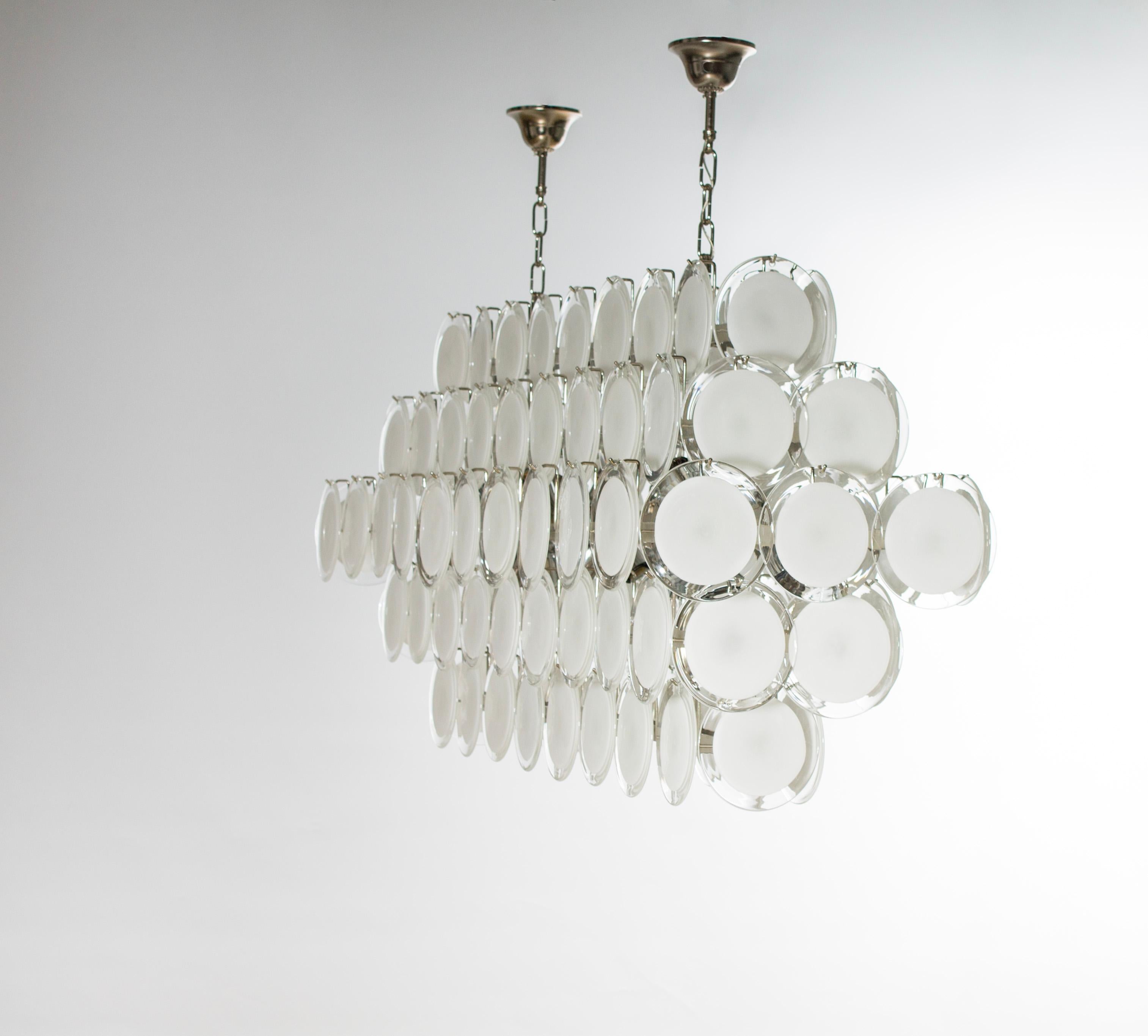 Fatto a mano Lampadario a cascata a disco in vetro di Murano: Una dichiarazione di Eleganza Art Deco Italiana in vendita