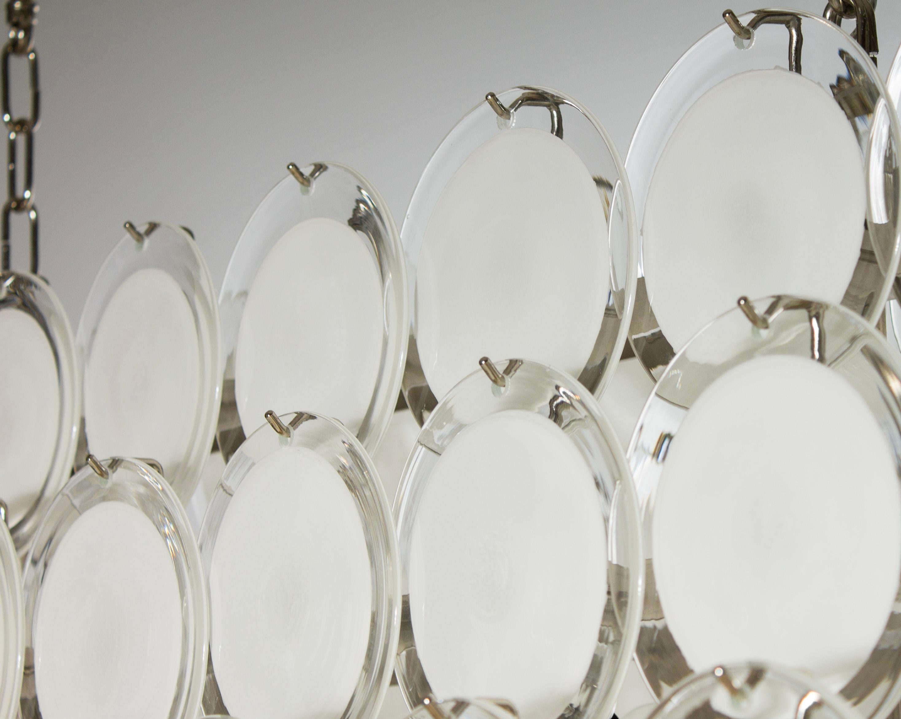 XXI secolo e contemporaneo Lampadario a cascata a disco in vetro di Murano: Una dichiarazione di Eleganza Art Deco Italiana in vendita