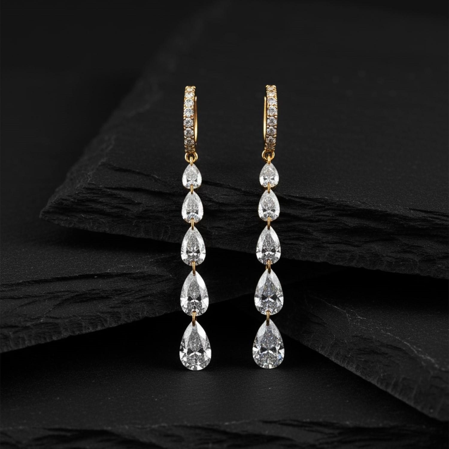 Boucles d
oreilles pendantes en or 14K (ou 18k sur demande) avec pavés en forme de poire en cascade en vente