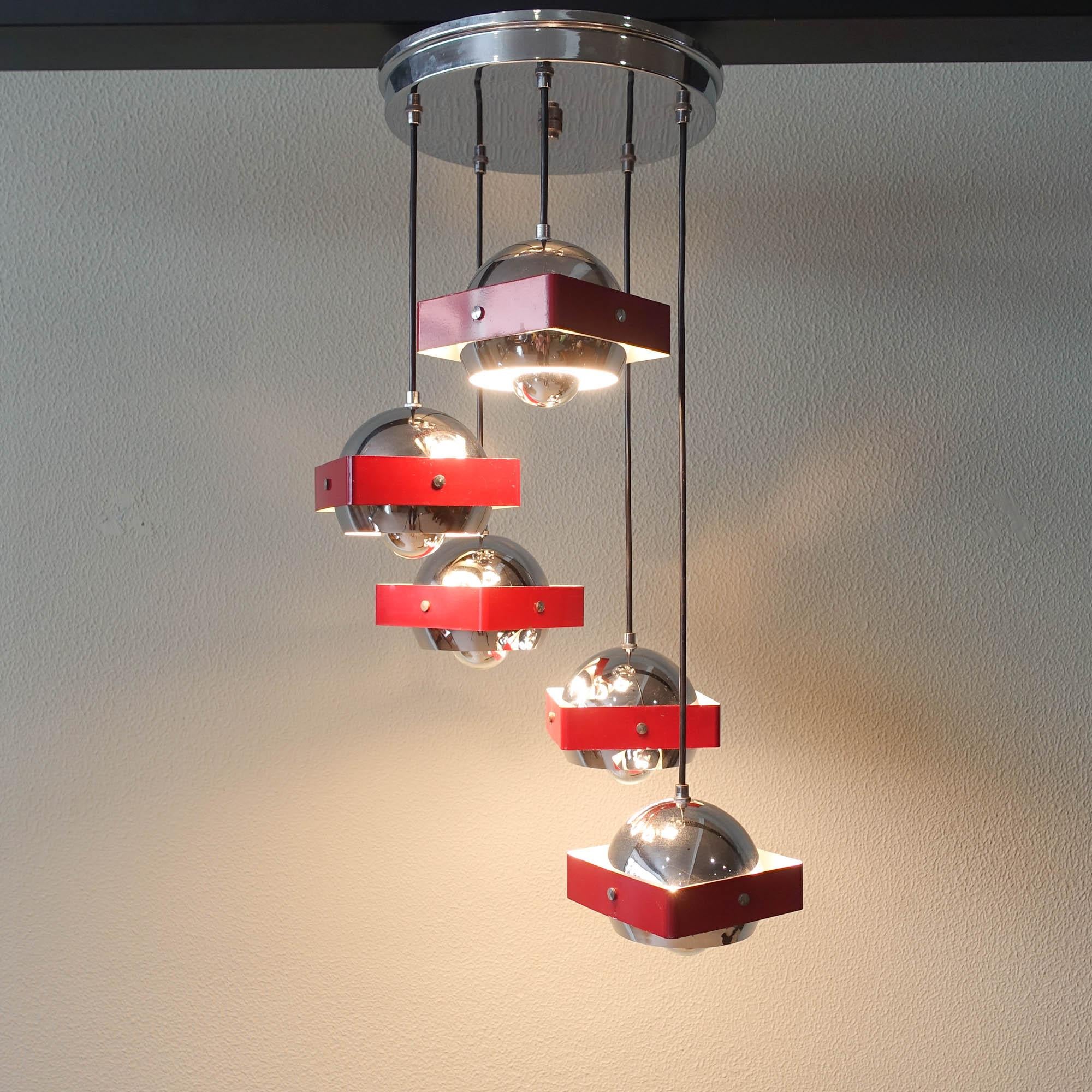 Cascading Pendant Lamp by Luis Perez de la Oliva for GEI, 1970's

The Cascading Pendant Lamp, designed by Luis Pérez de la Oliva for GEI in the 1970s, is a bold and sophisticated representation of Space Age design. Produced by GEI (Gabinete de