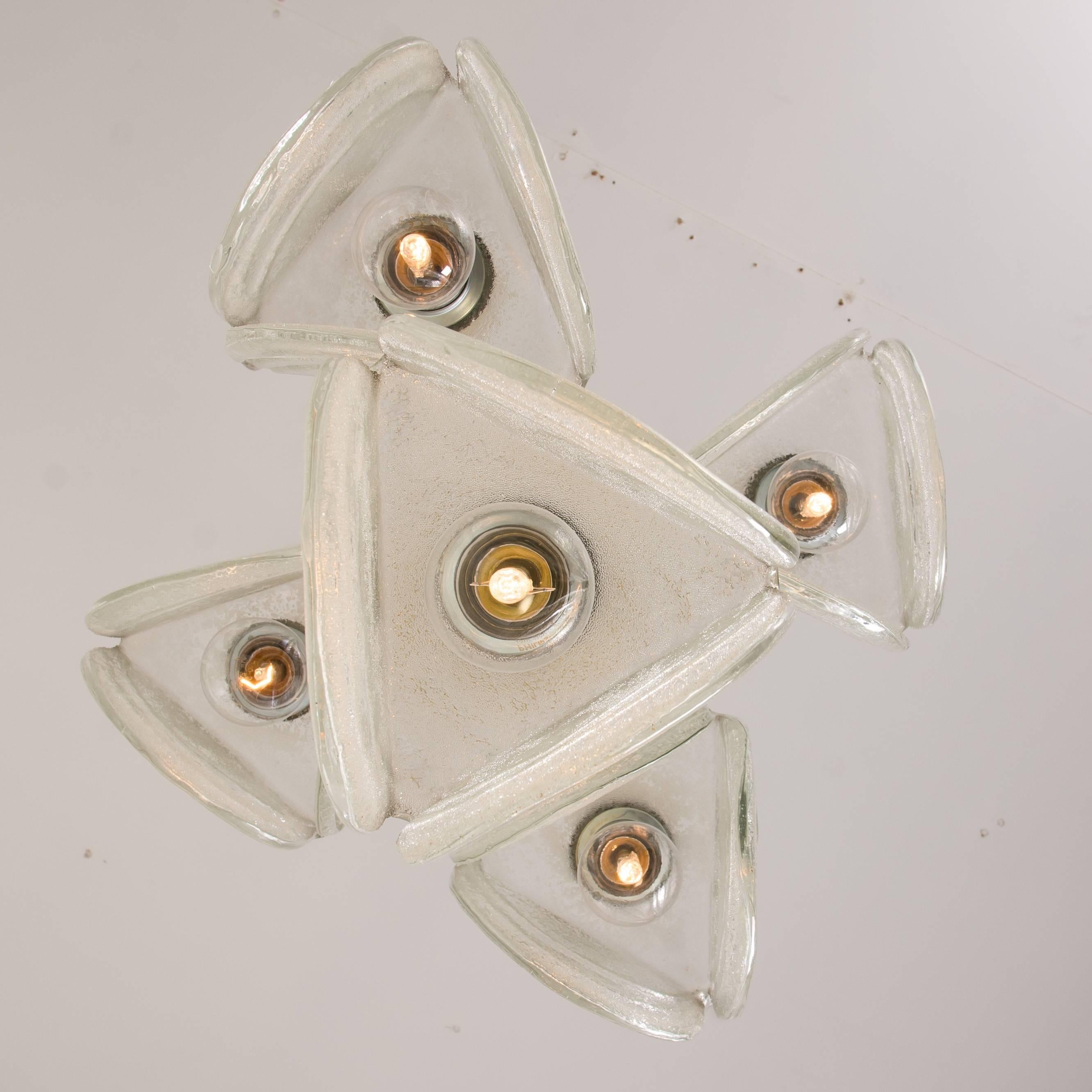 Ottone Lampadario a cascata in vetro testurizzato e ottone, Austria, 1960 in vendita