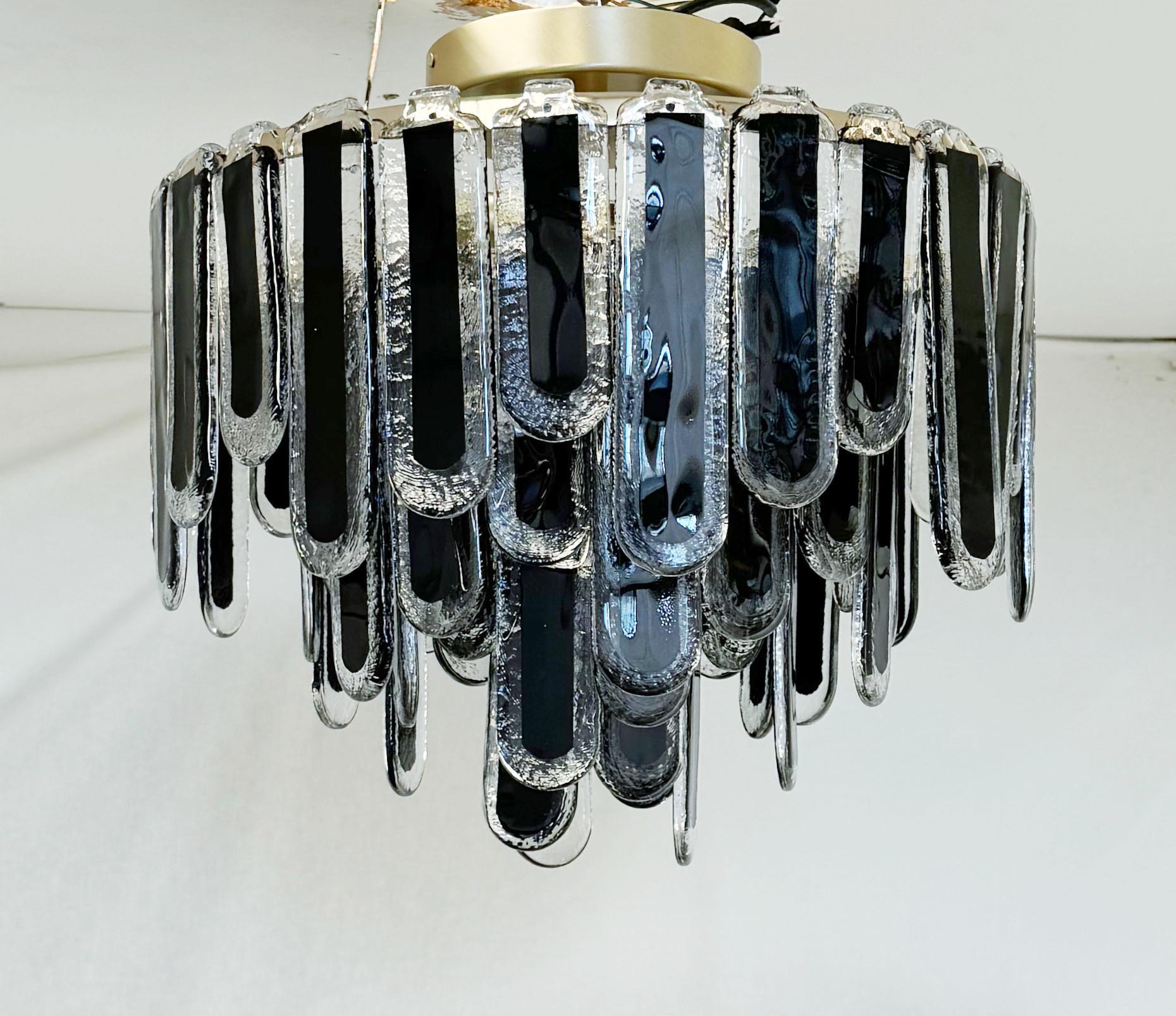 Lampadario moderno italiano o da incasso con pale in vetro di Murano trasparente decorato in nero al centro, disposte a gradini nella forma naturale di una cascata, montate su una struttura in ottone satinato / Realizzato in Italia da Fabio LTD,