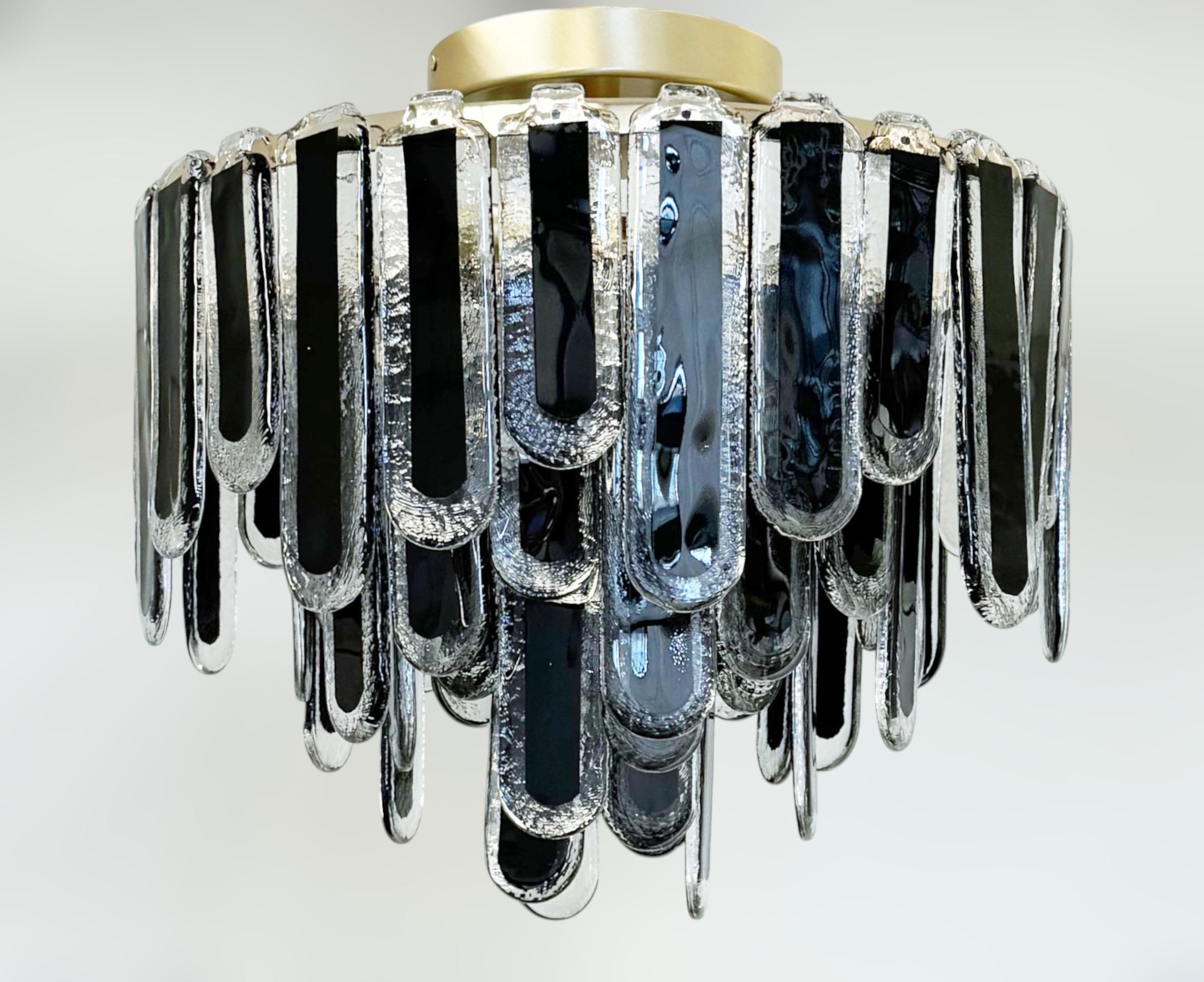 Lampadario moderno italiano o da incasso con pale in vetro di Murano trasparente decorato in nero al centro, disposte a gradini nella forma naturale di una cascata, montate su una struttura in ottone satinato / Realizzato in Italia da Fabio LTD,
