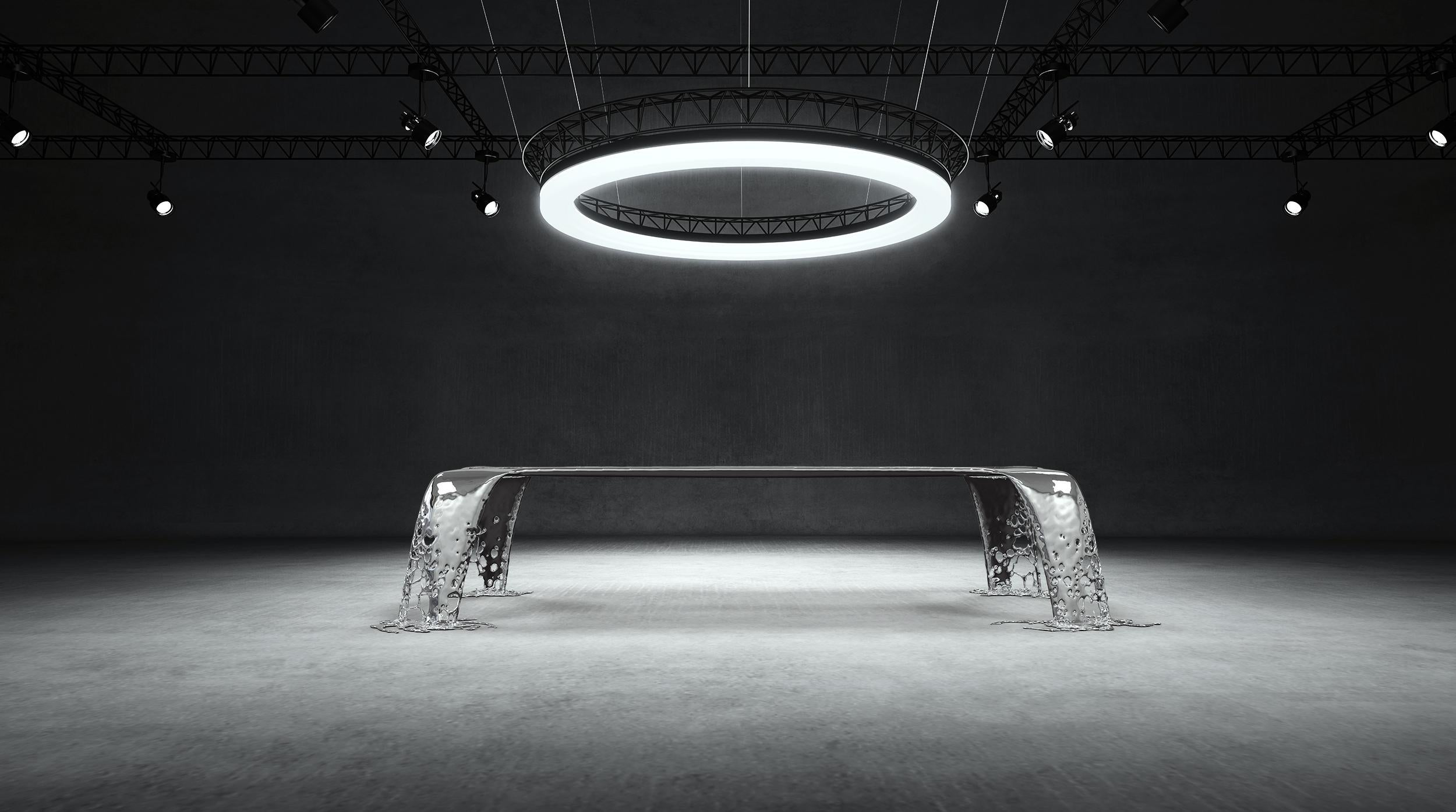 La table à manger Cascatta, œuvre maîtresse de la Collection S Studio, incarne l'essence de la dynamique des fluides traduite en une forme tangible. Entièrement fabriquée en acier inoxydable poli miroir, cette table est un hommage à la grâce et à la