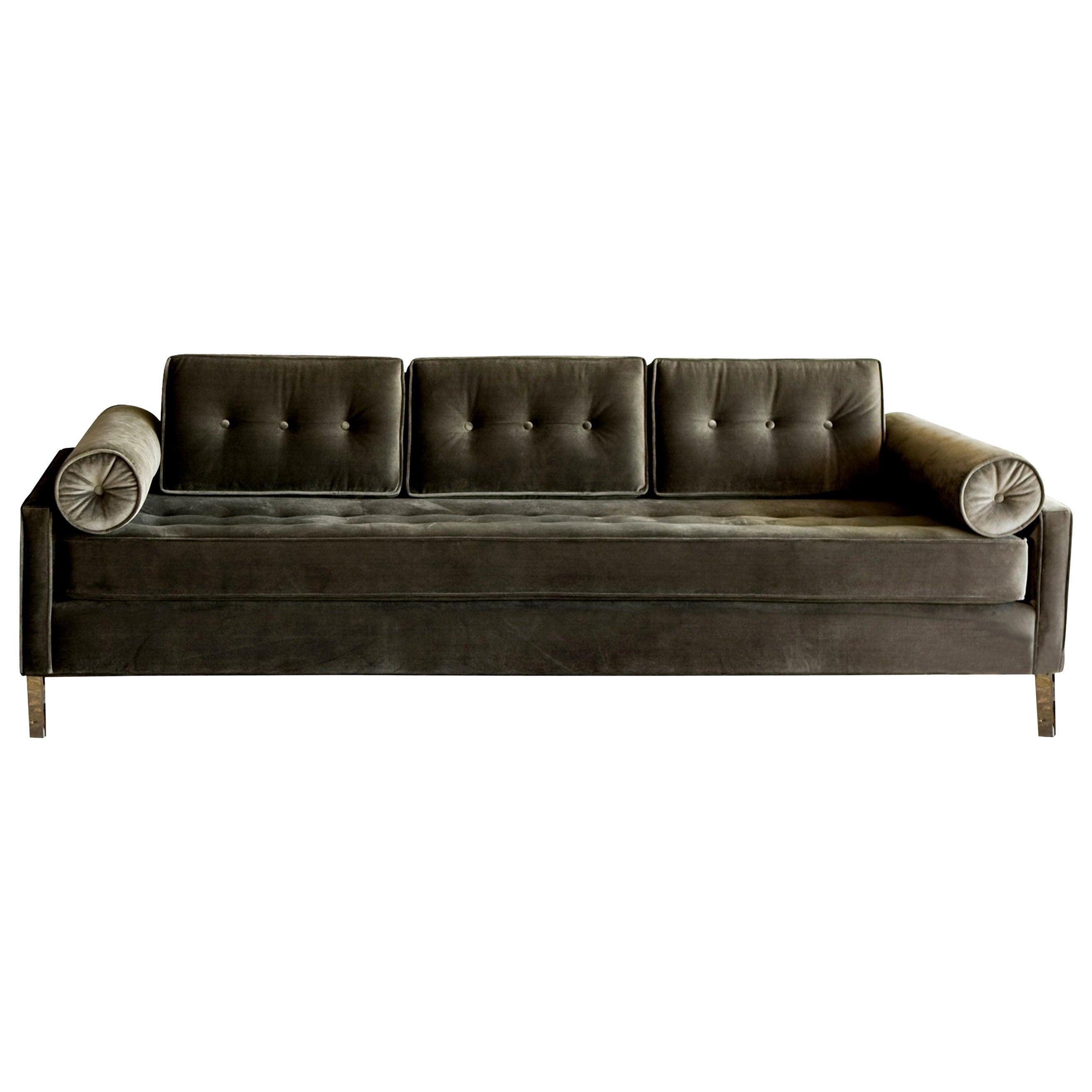 Das elegante und stilisierte Sofa Case #1 ist stromlinienförmig und bequem. Gepolstert mit hochwertigem, strapazierfähigem, zinnfarbenem Samt.

Das Sofa kann mit einer Vielzahl von Stofffarben und -optionen nach Ihren Wünschen gestaltet