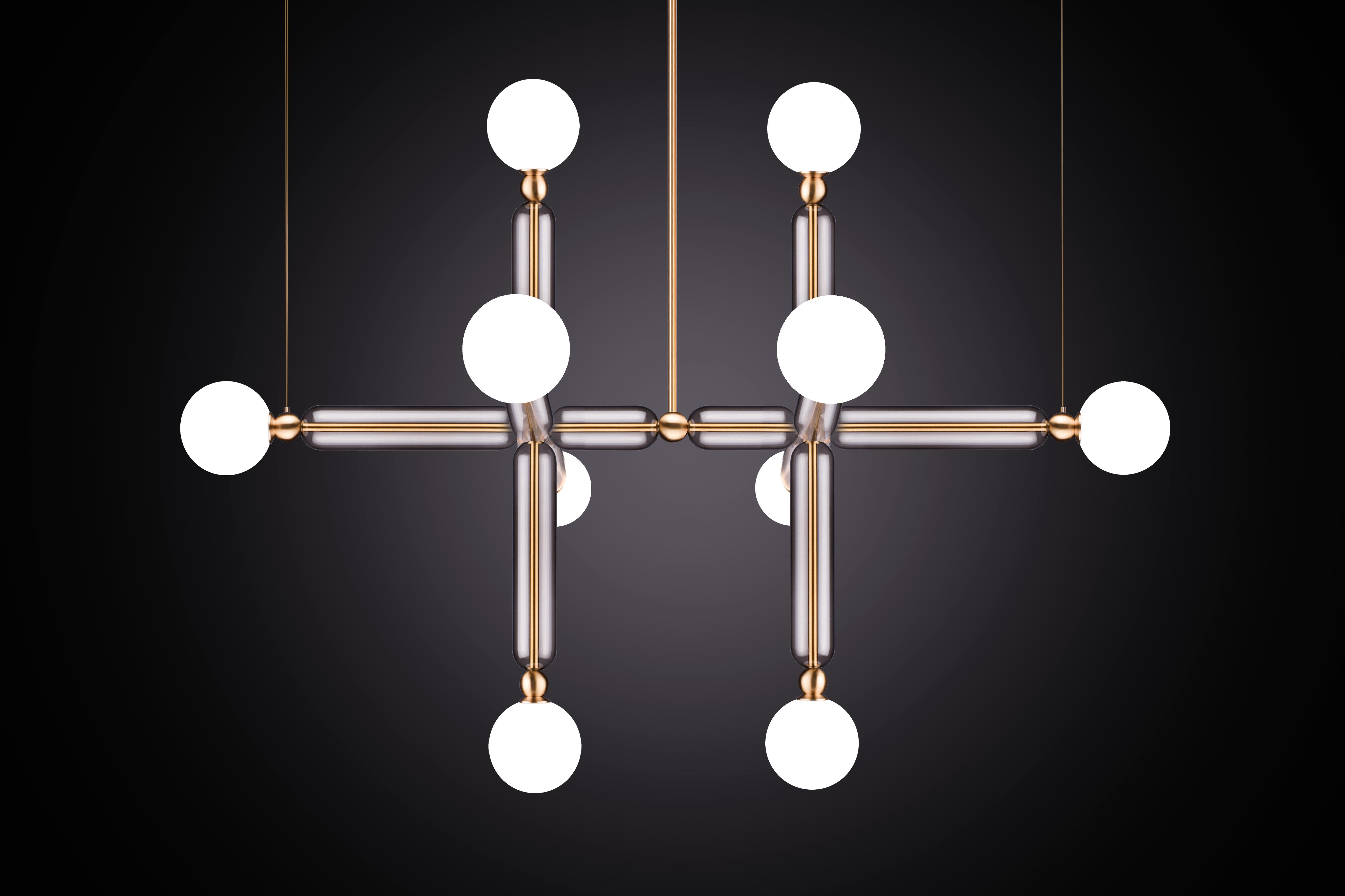 La cassa è composta da delicati bracci in ottone racchiusi in tubi di cristallo. Il tutto unito con connettori a sfera in ottone massiccio per 
consentono molteplici configurazioni e opzioni di dimensioni.