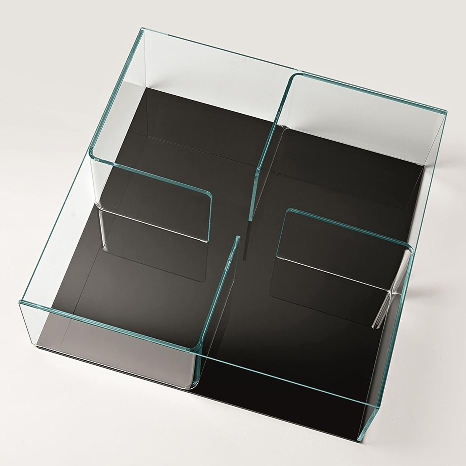 Case Coffee Table with structure and base in curved glass. 
With storage units made of 4 elements in curved glass, 10 mm
thickness included between 2 glass racks, 10mm thickness.
Sides and top in glass extralight, base in back-painted extralight