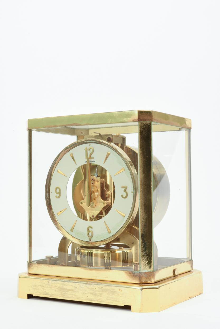 Atmos glass with brass covered case desk / table clock. The table / desk clock is in excellent vintage working condition, minor wear consistent with age / use. The case is completely removable. The clock measure about 9.4 inches high x 8.5 inches x