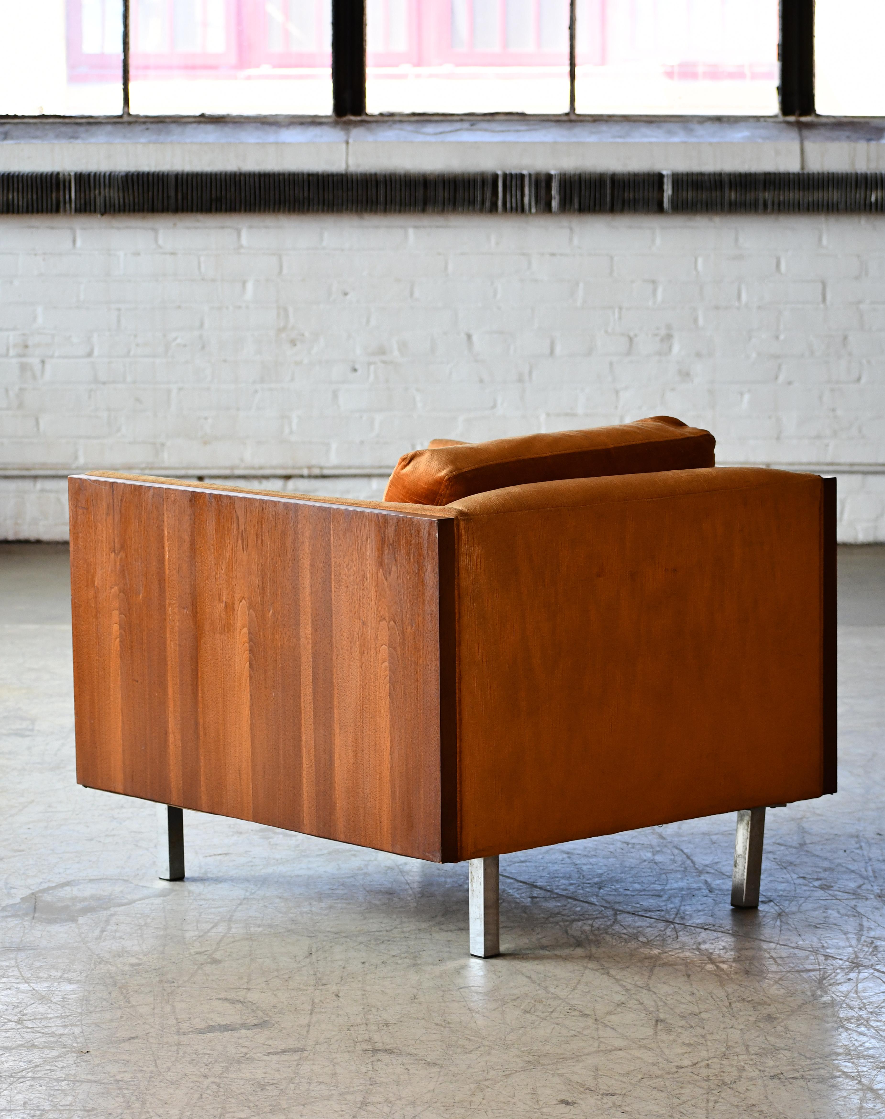 Late 20th Century Case Lounge Chair in Velvet and Walnut by Milo Baughman For Sale