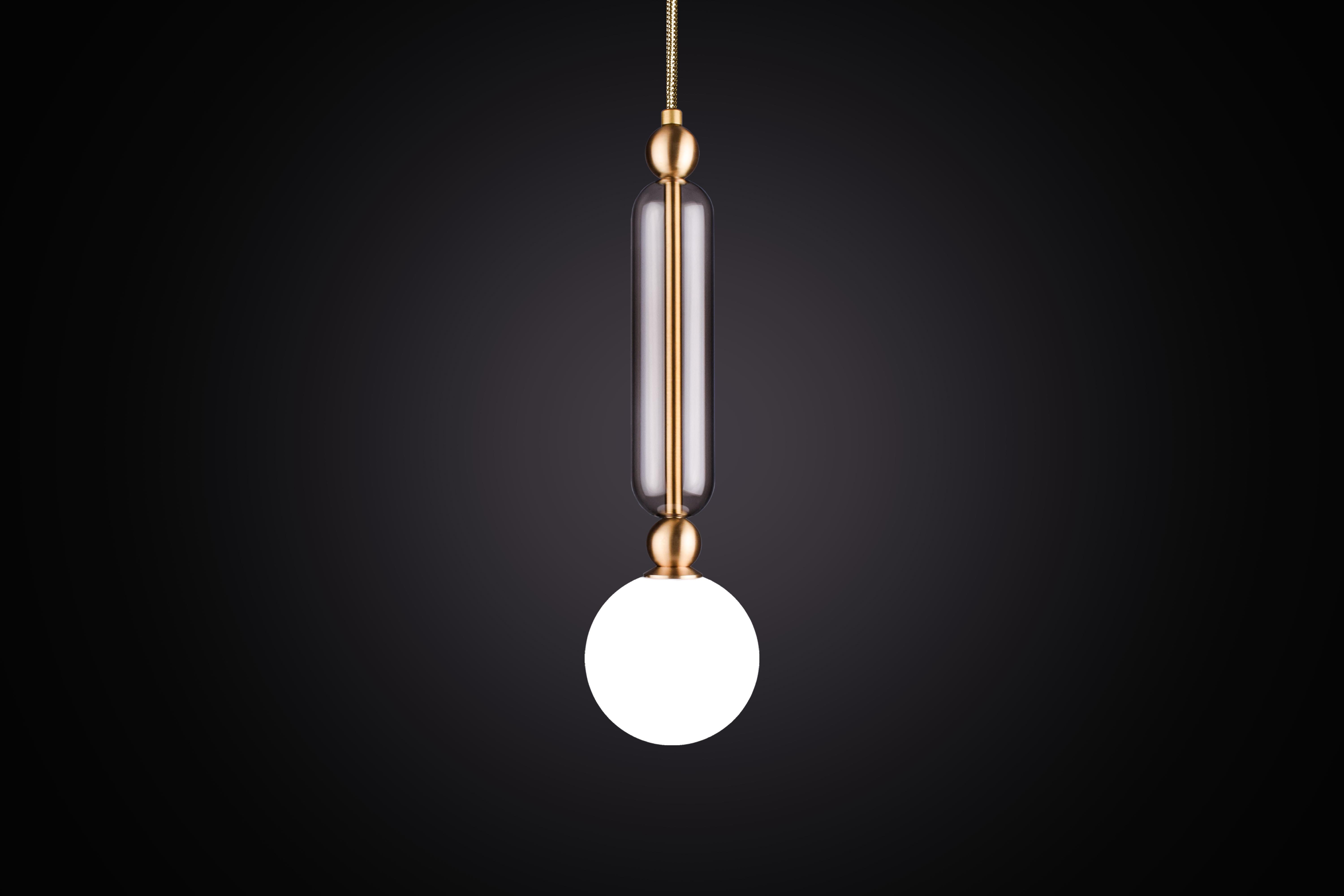 La cassa è composta da delicati bracci in ottone racchiusi in tubi di cristallo. Il tutto unito con connettori a sfera in ottone massiccio per 
consentono molteplici configurazioni e opzioni di dimensioni.
