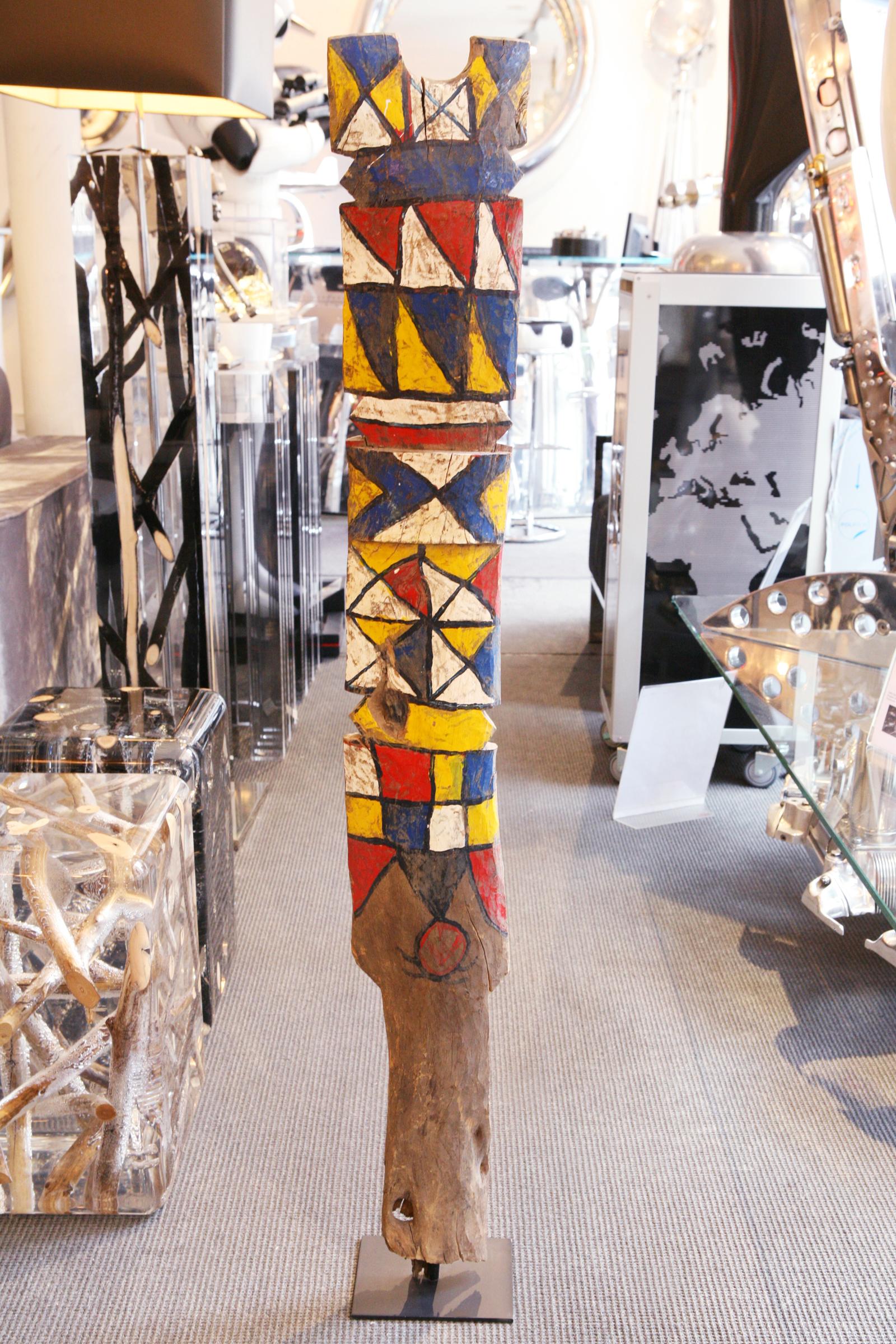 Sculpture case pillar a polychrome from Rimaïbé
tribe, from north Burkina Faso, Africa. In hand painted
solid wood, circa 1975. On blackened steel base.